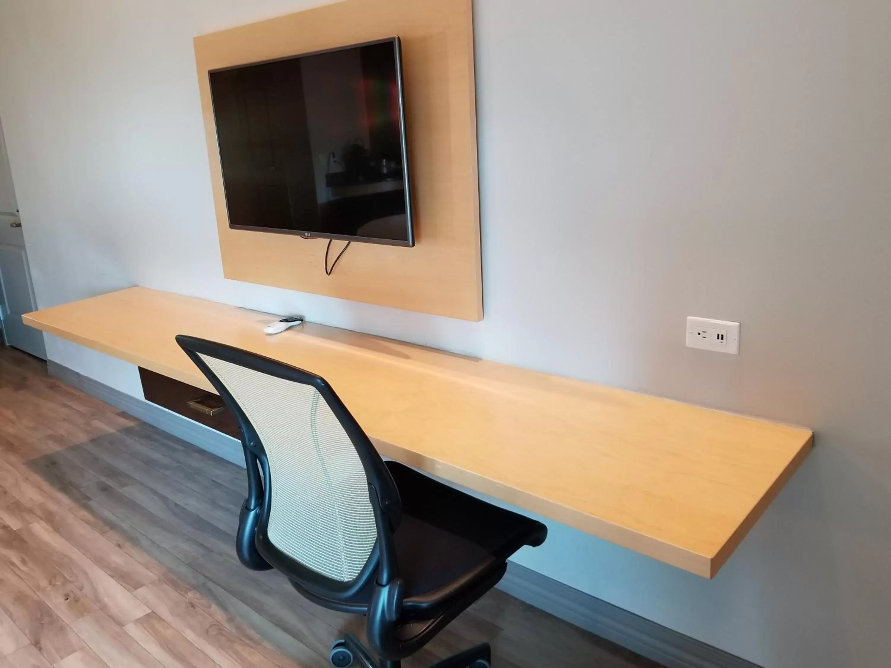 Photo of the whole room, TV/Entertainment Center in Hotel Indigo Pittsburgh East Liberty, an IHG Hotel