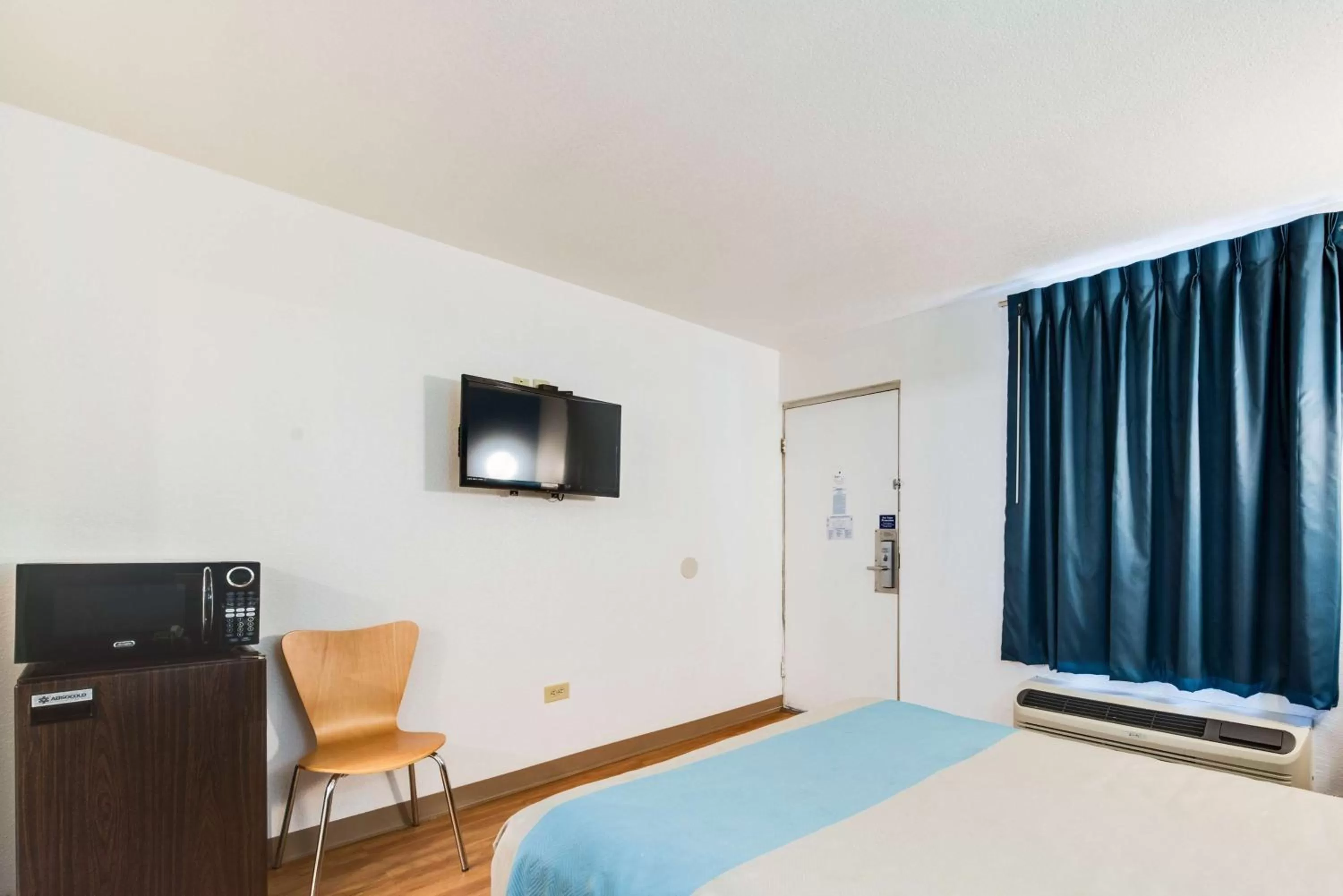 TV and multimedia, Bed in Motel 6-Kingston, TN