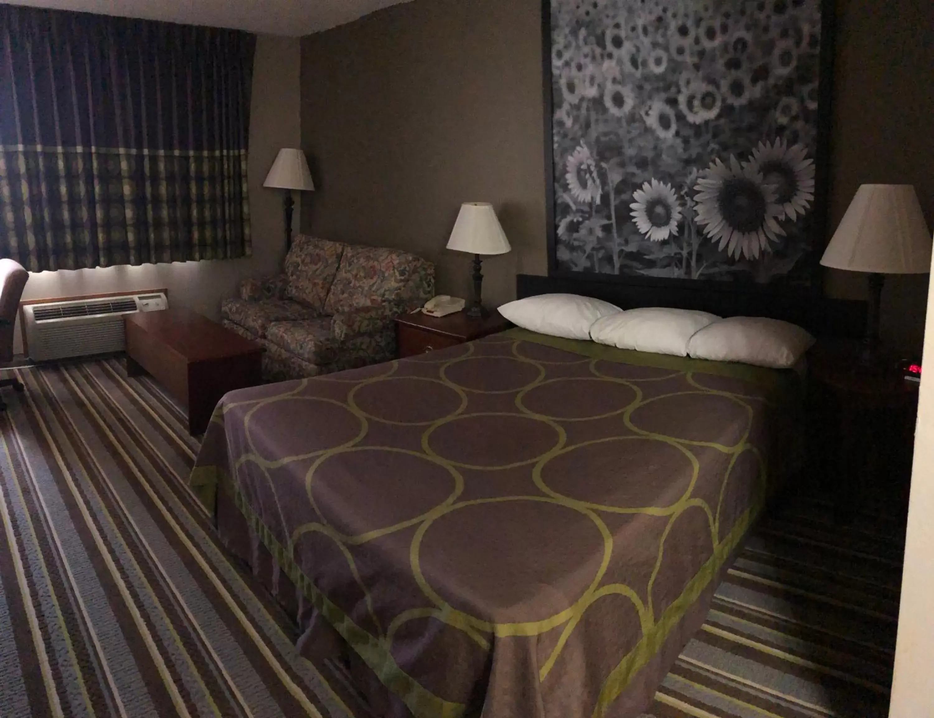 Guests, Bed in Super 8 by Wyndham Anamosa IA