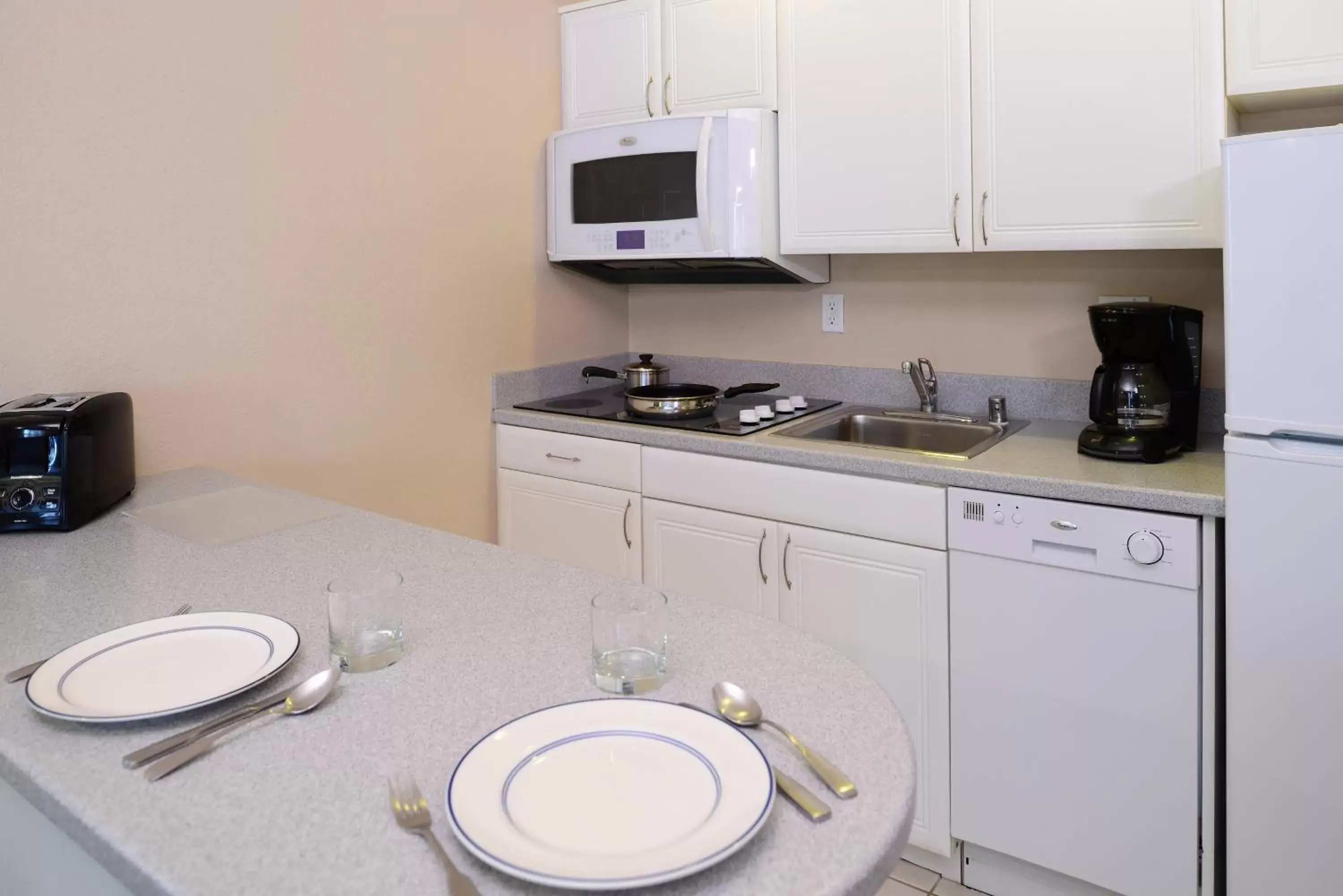 Kitchen or kitchenette, Kitchen/Kitchenette in Riviera Beach & Shores Resorts