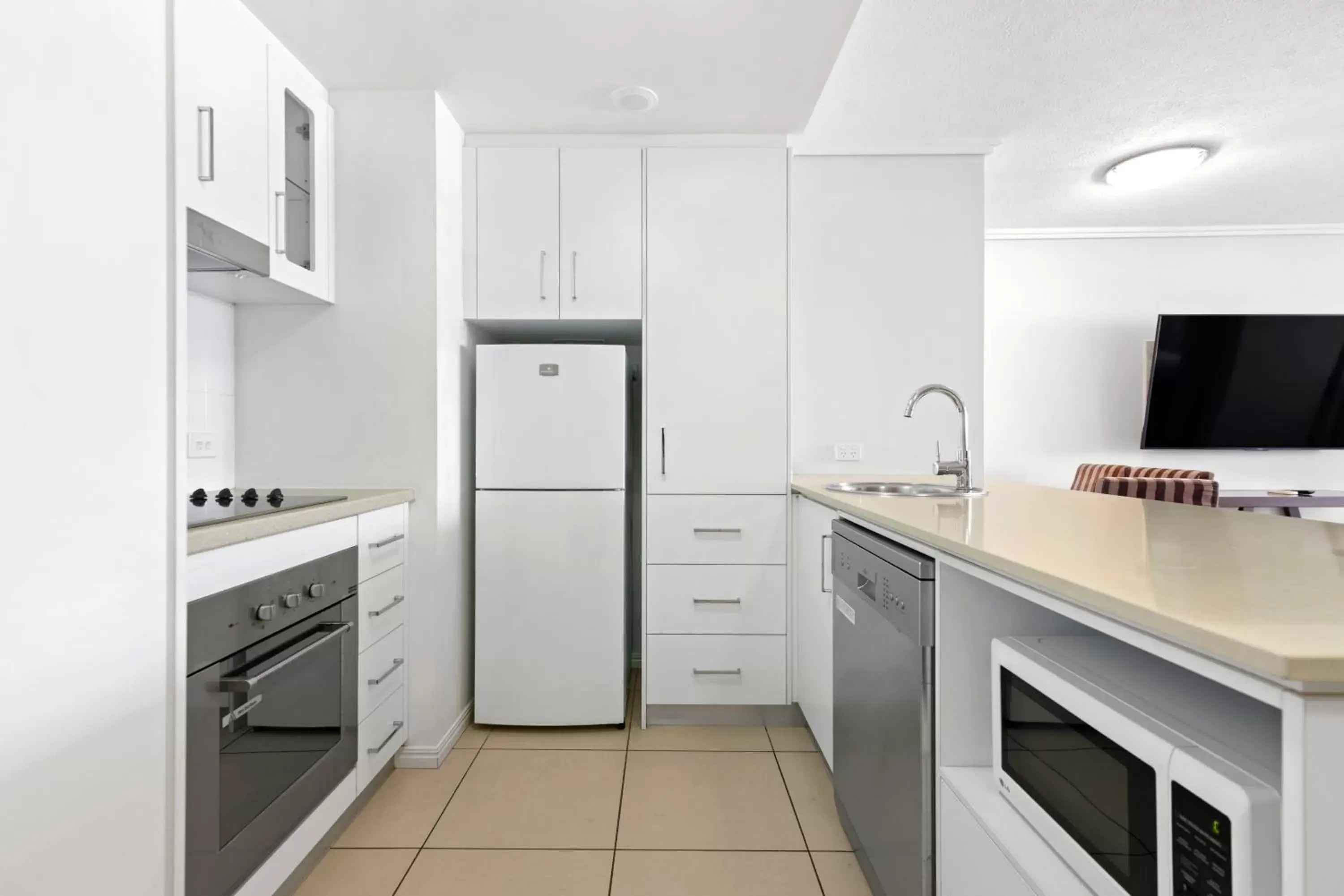 Kitchen or kitchenette, Kitchen/Kitchenette in Cairns Central Plaza Apartment Hotel