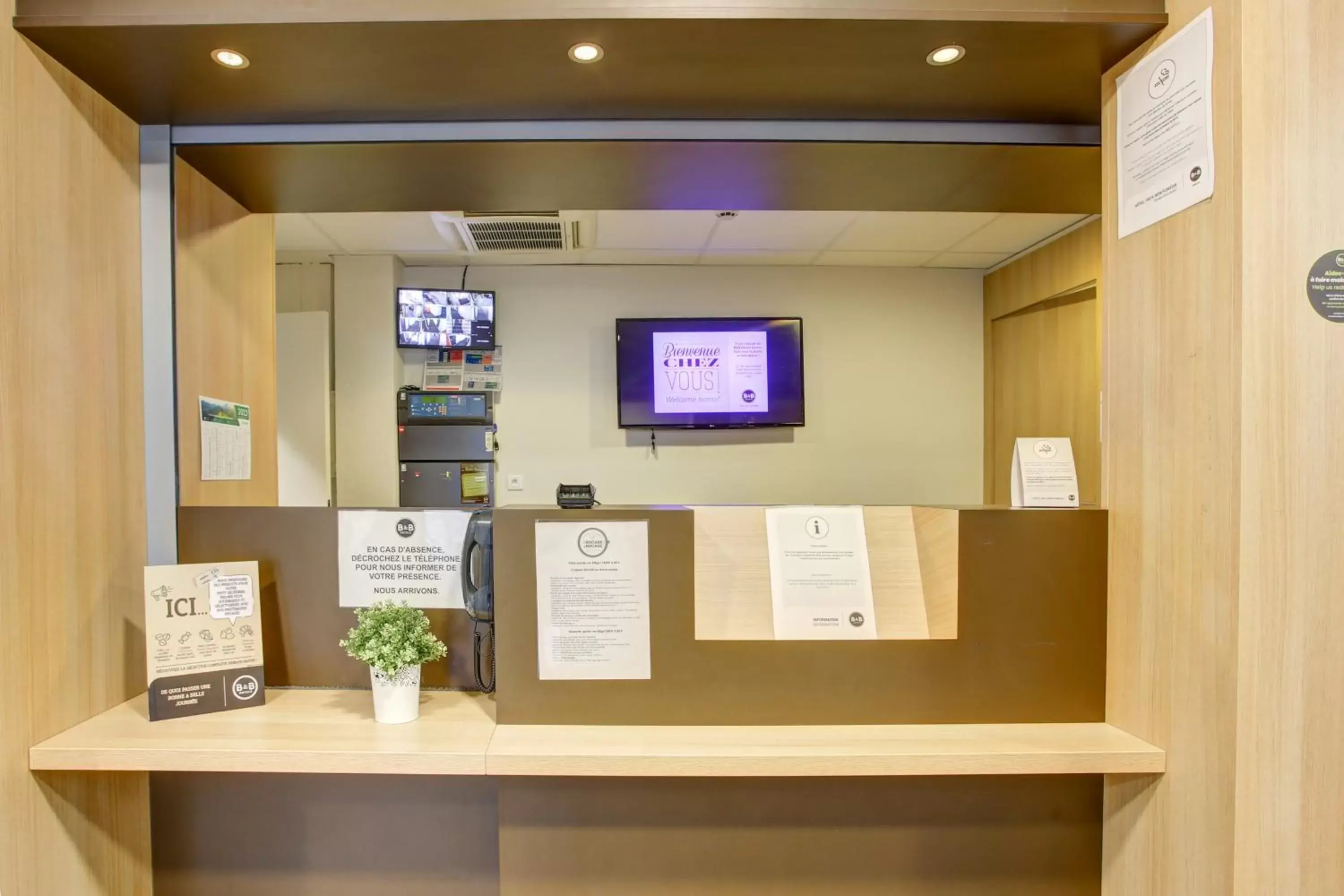 Lobby or reception in B&B HOTEL Reims Centre Gare