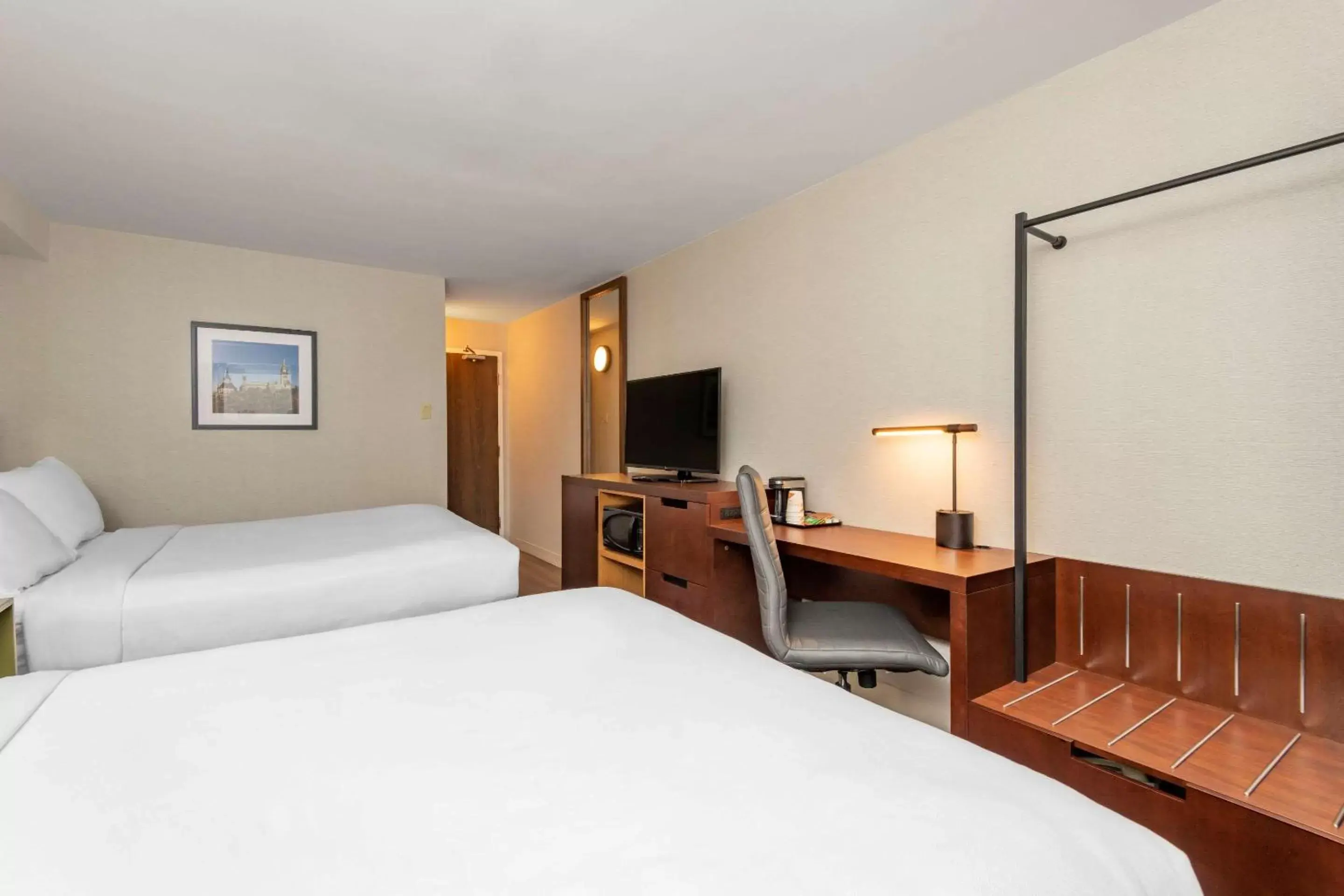 Bedroom, Bed in Comfort Inn Ottawa East