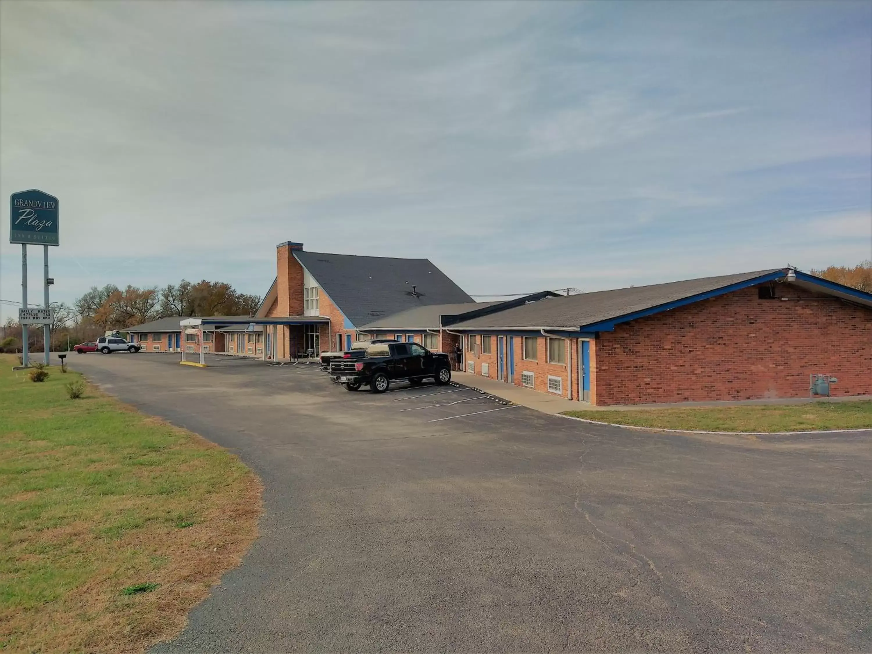 Parking, Property Building in Grandview Plaza Inn