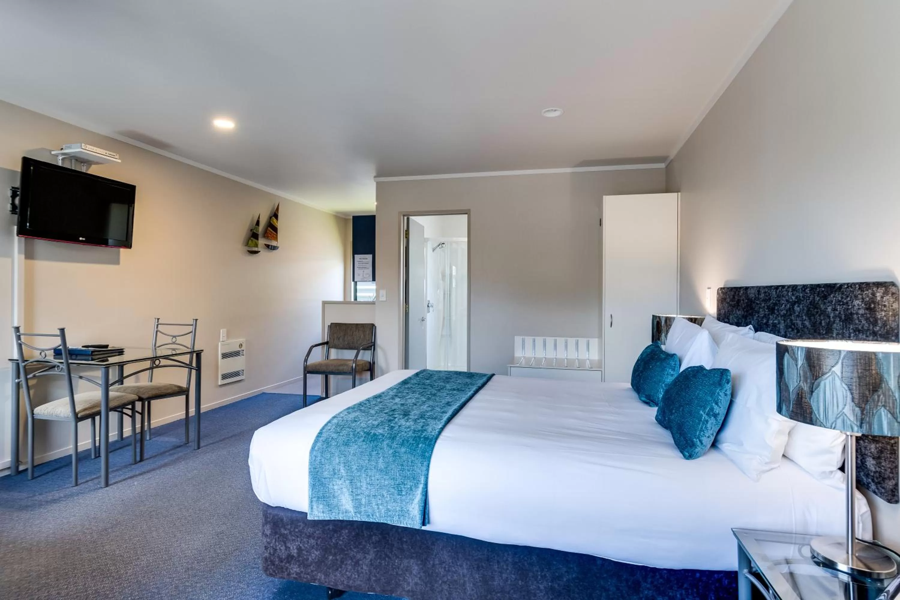 Photo of the whole room, Bed in Portmans Motor Lodge