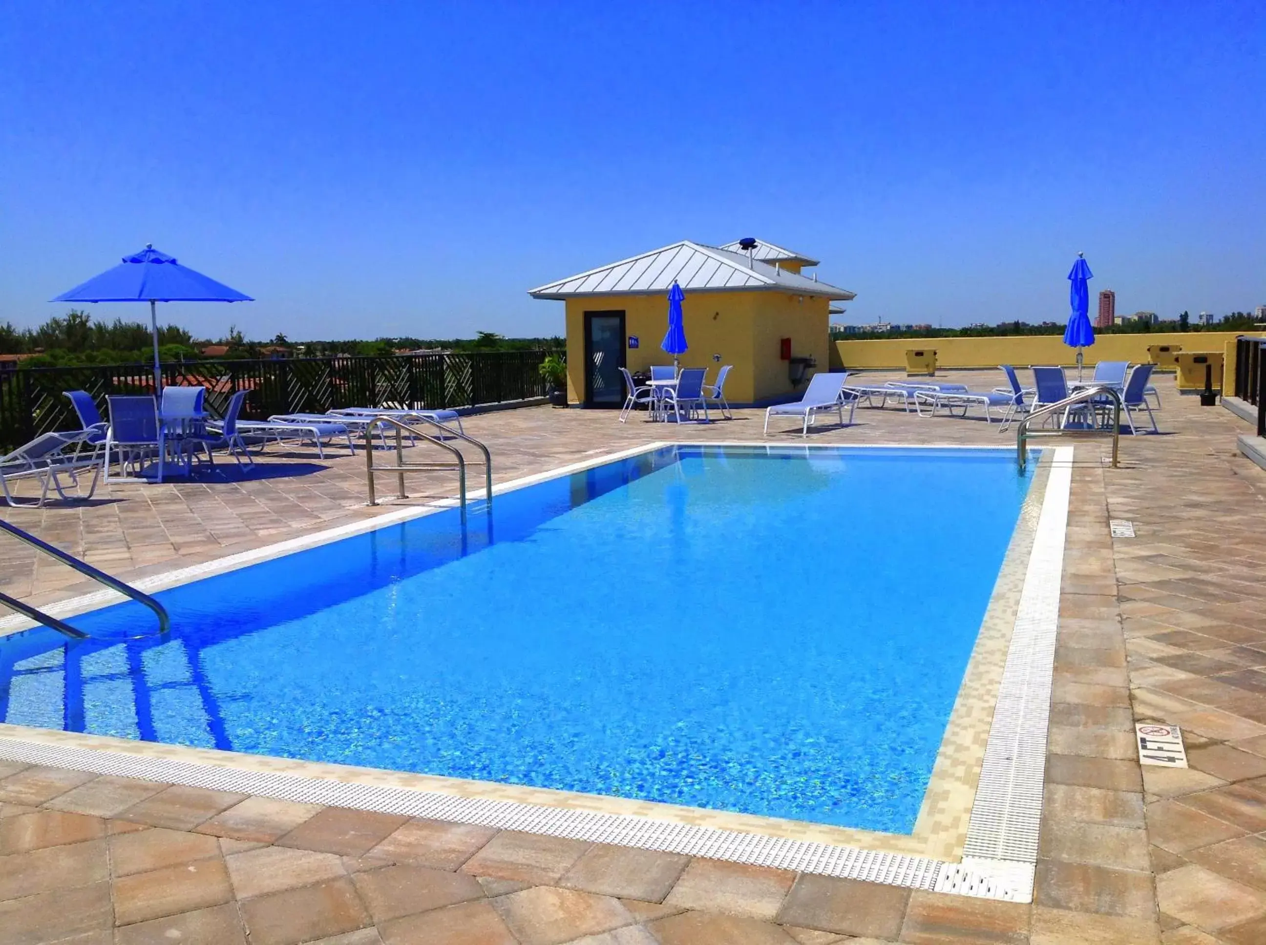 Swimming Pool in Vistalmar Beach Resort