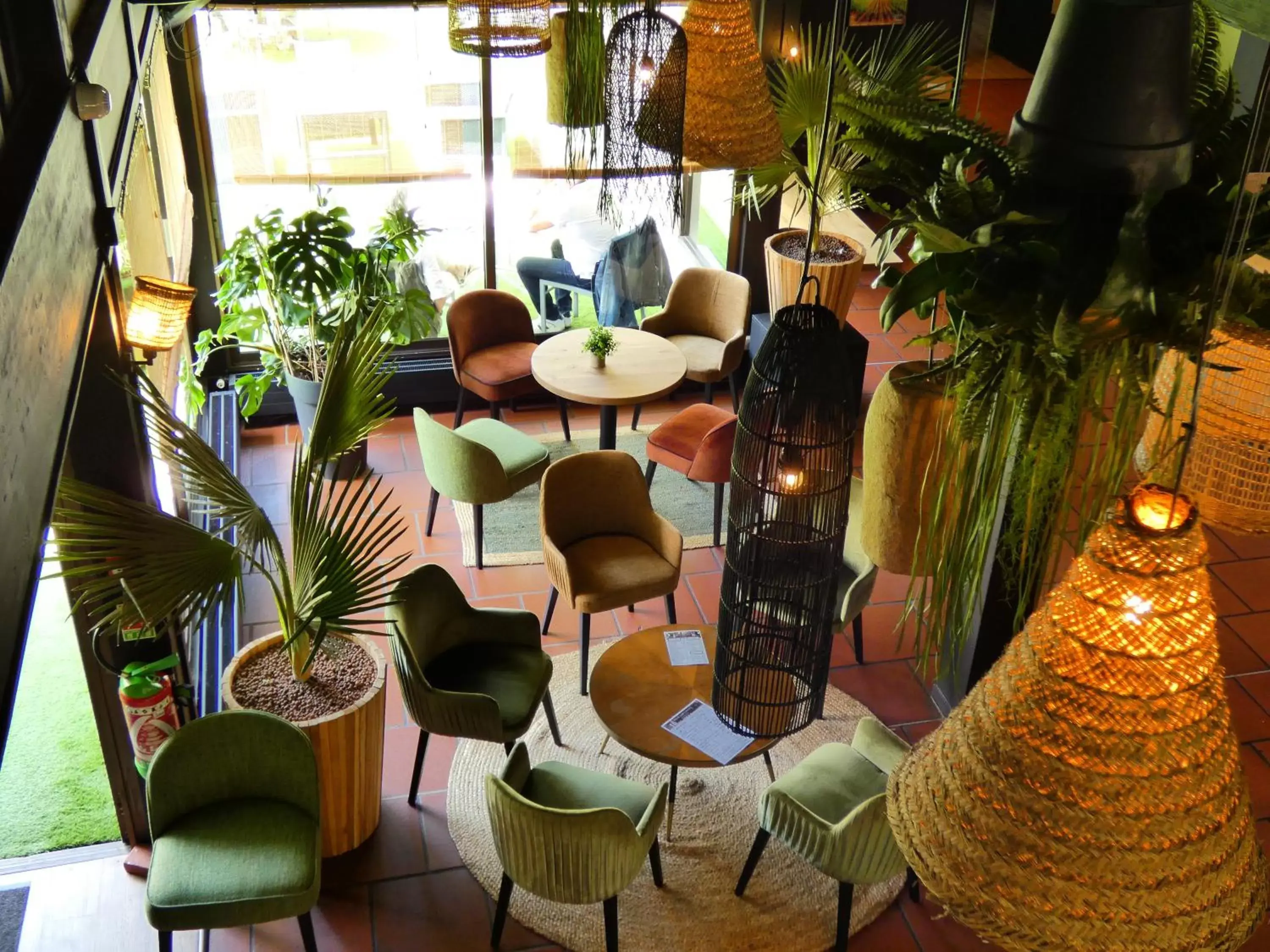 Lounge or bar, Seating Area in Logis Hotel Restaurant Black and Green Limoges Sud
