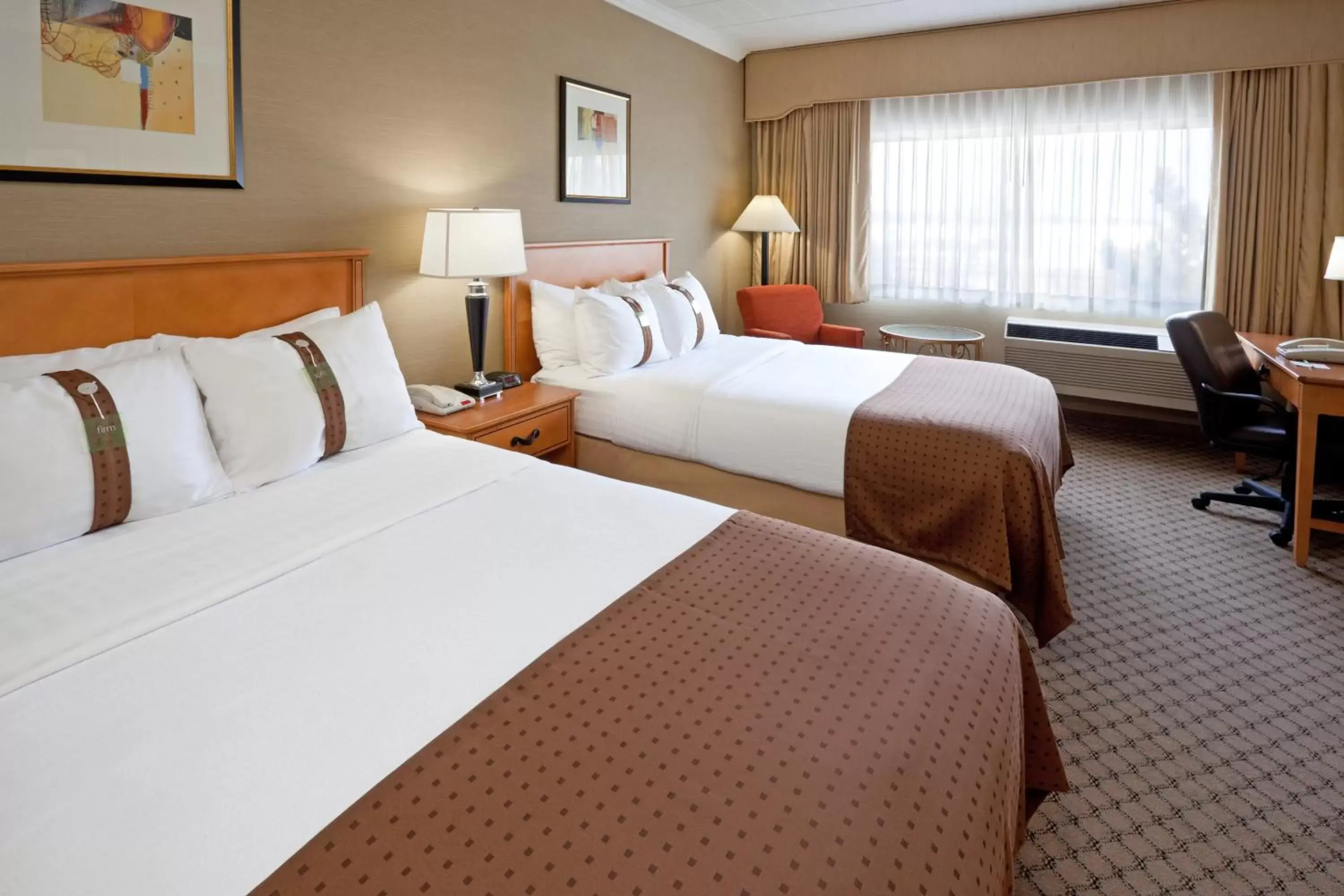 Photo of the whole room, Bed in Holiday Inn Philadelphia South-Swedesboro, an IHG Hotel
