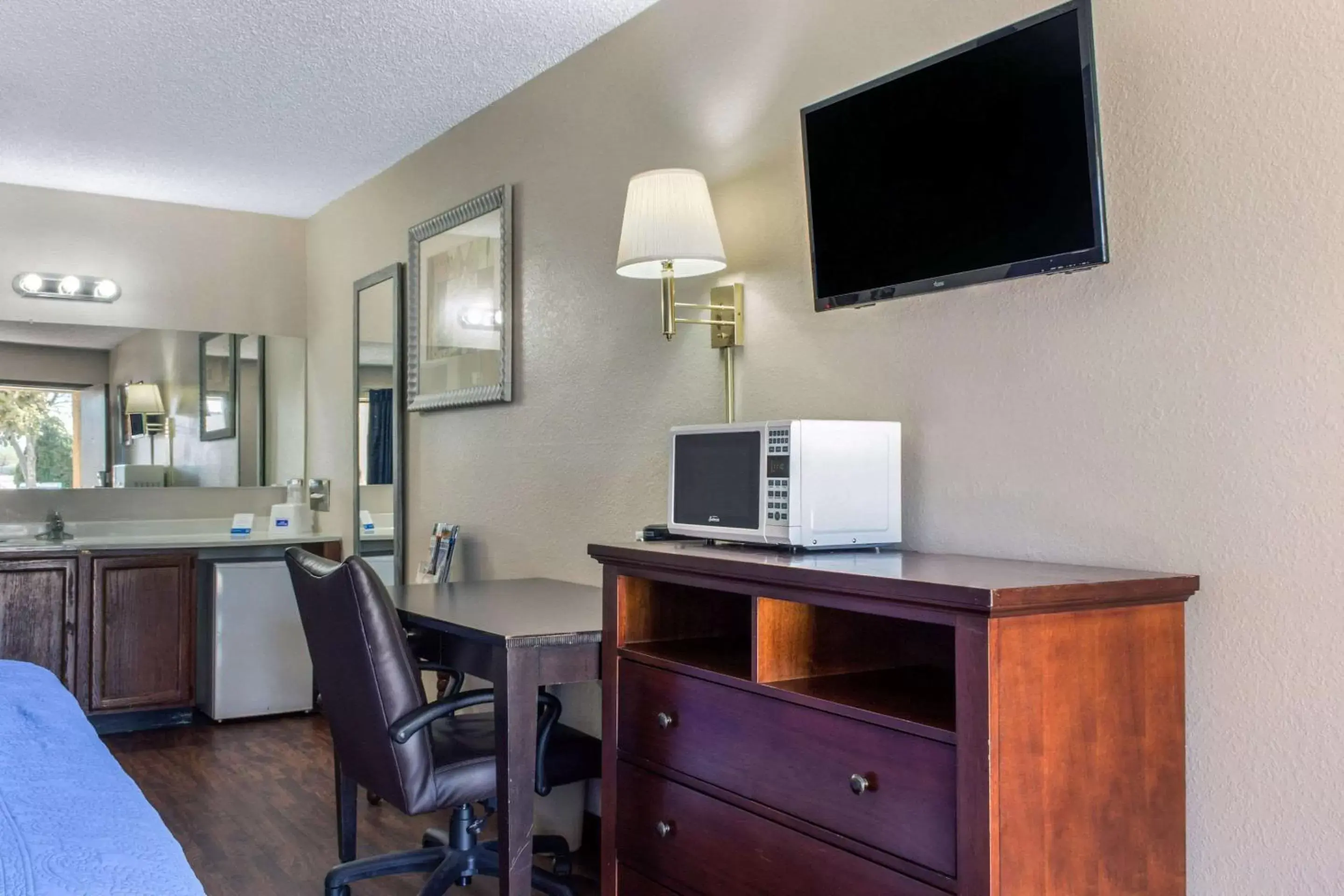 Bedroom, TV/Entertainment Center in Rodeway Inn near Ft Huachuca