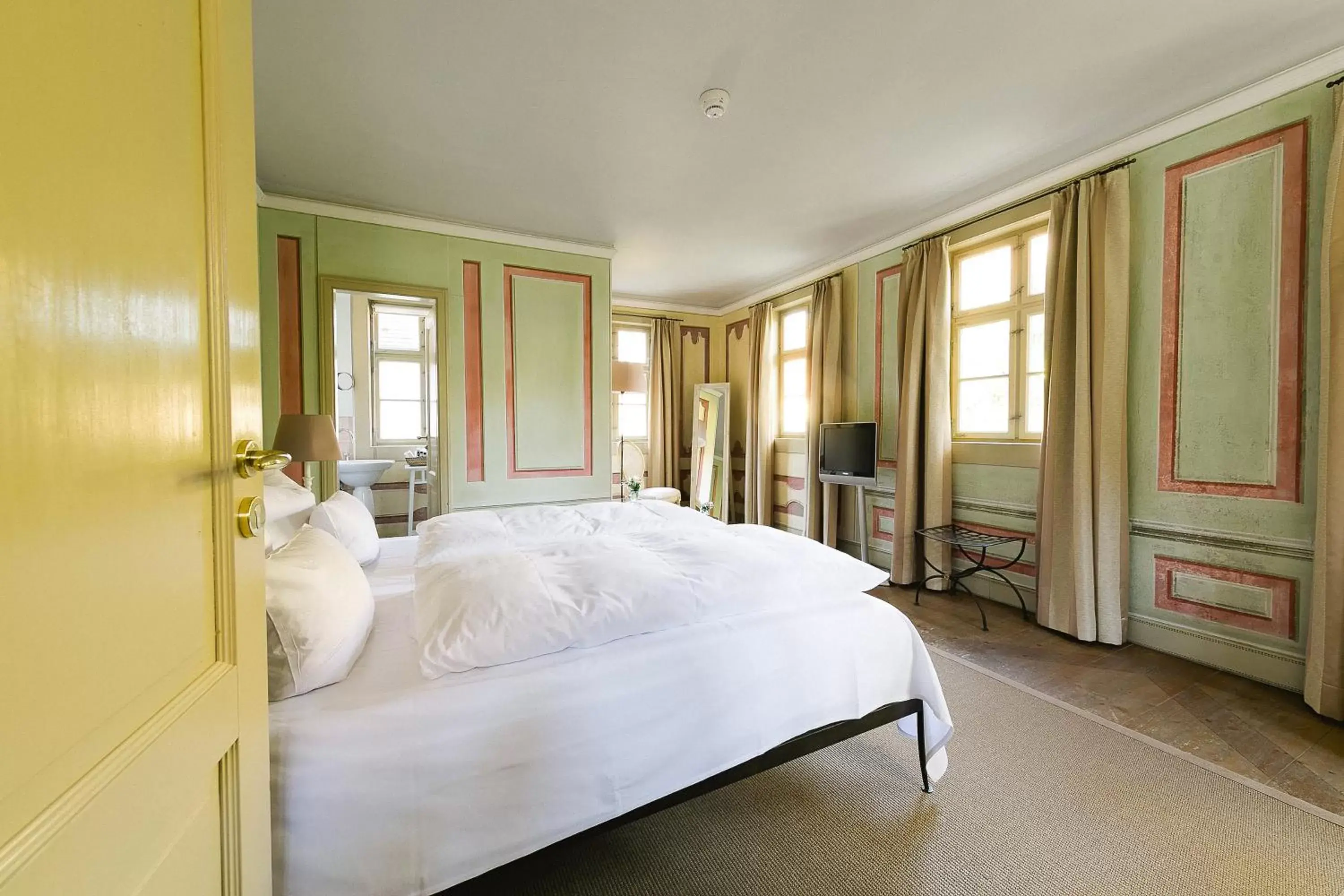 Photo of the whole room, Bed in Hotel Villa Sorgenfrei & Restaurant Atelier Sanssouci