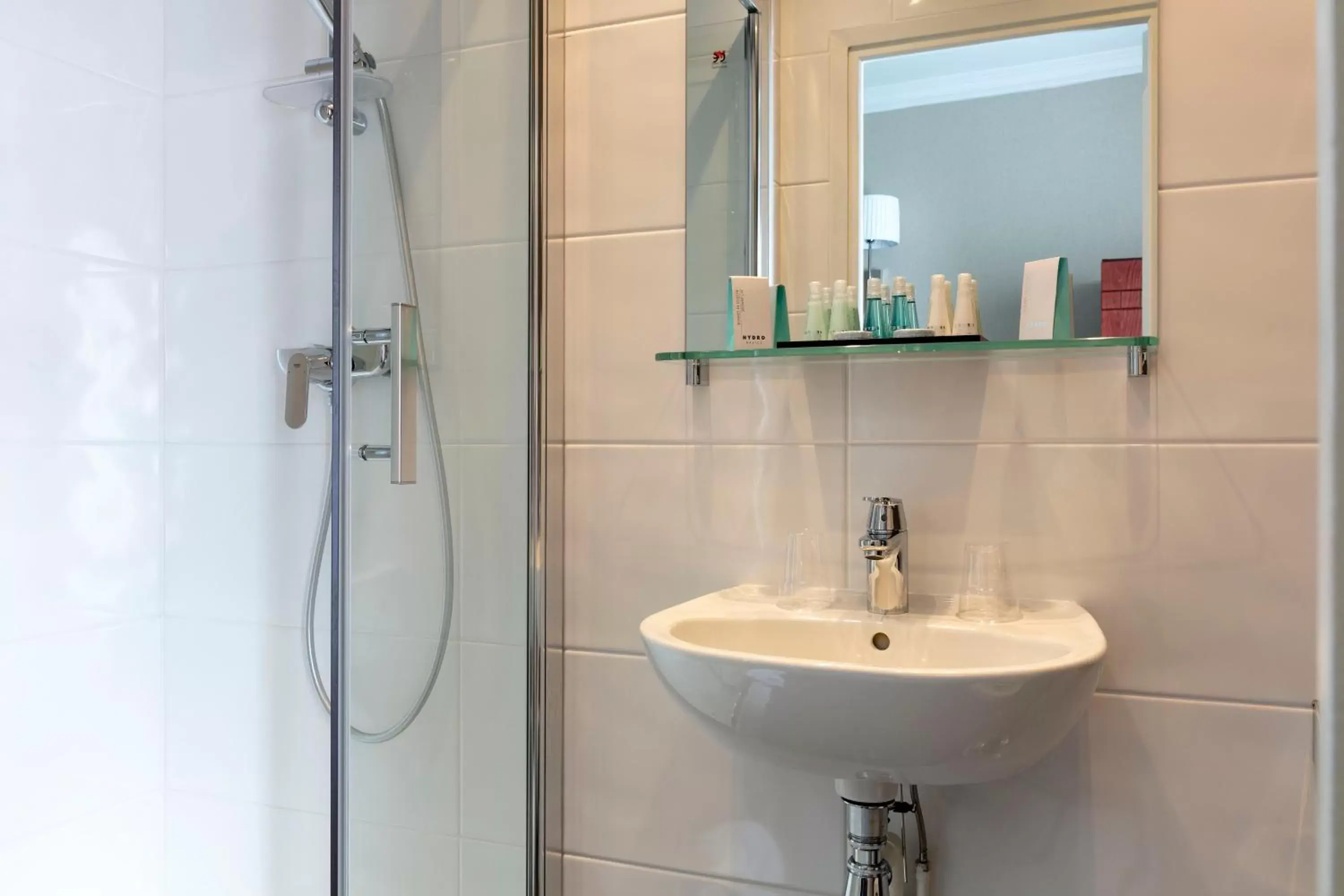 Shower, Bathroom in Hotel Saint Cyr Etoile