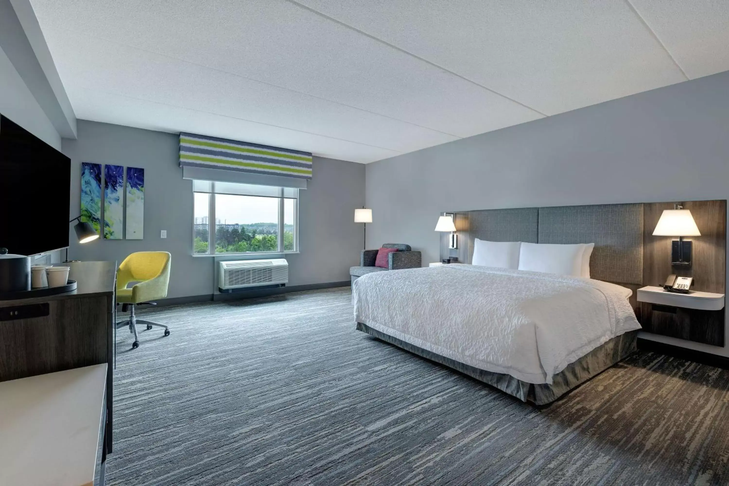 Bedroom, Bed in Hampton Inn & Suites Burlington, Ontario, Canada