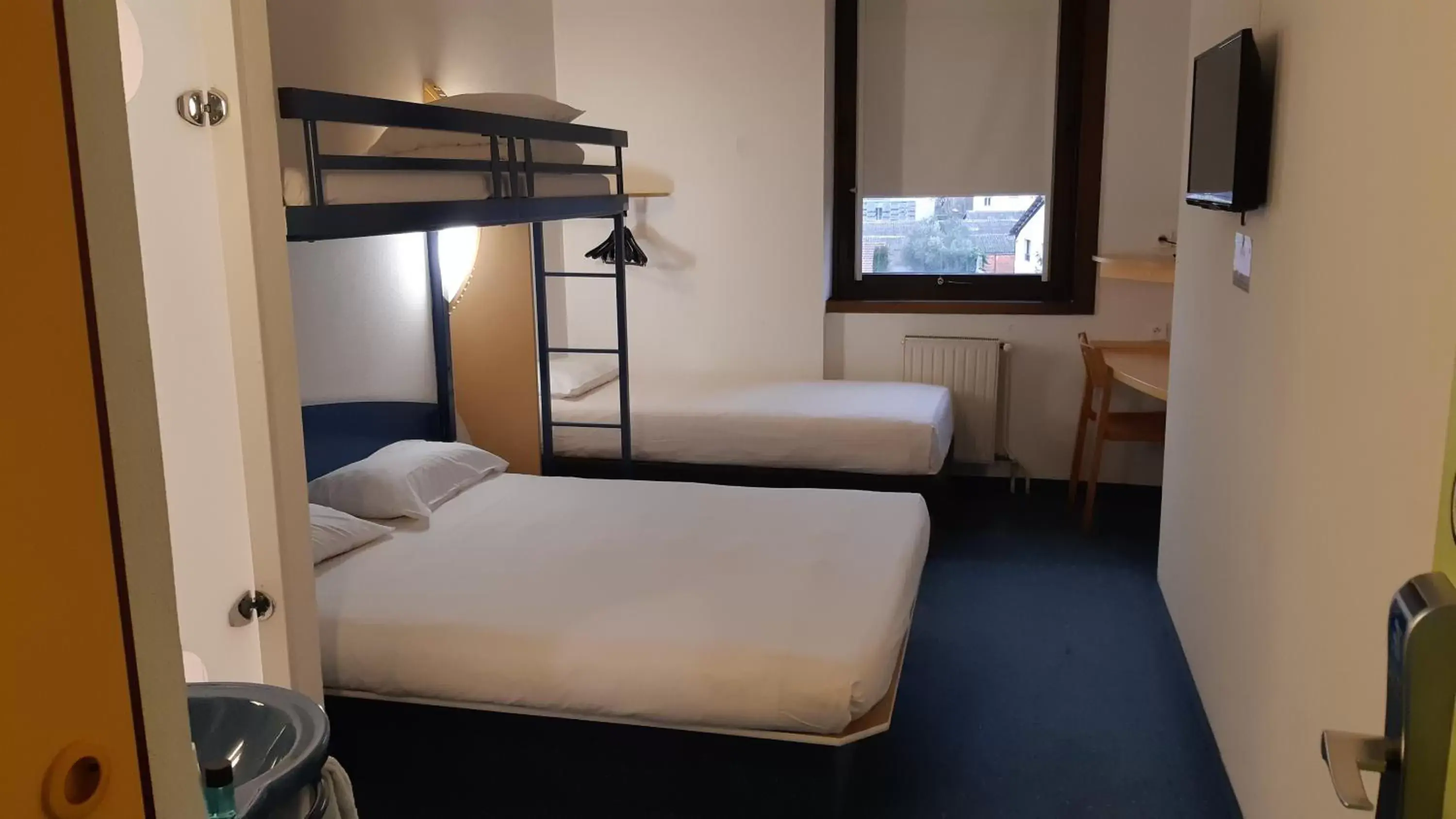 Photo of the whole room, Bunk Bed in Kyriad Direct Montauban Centre