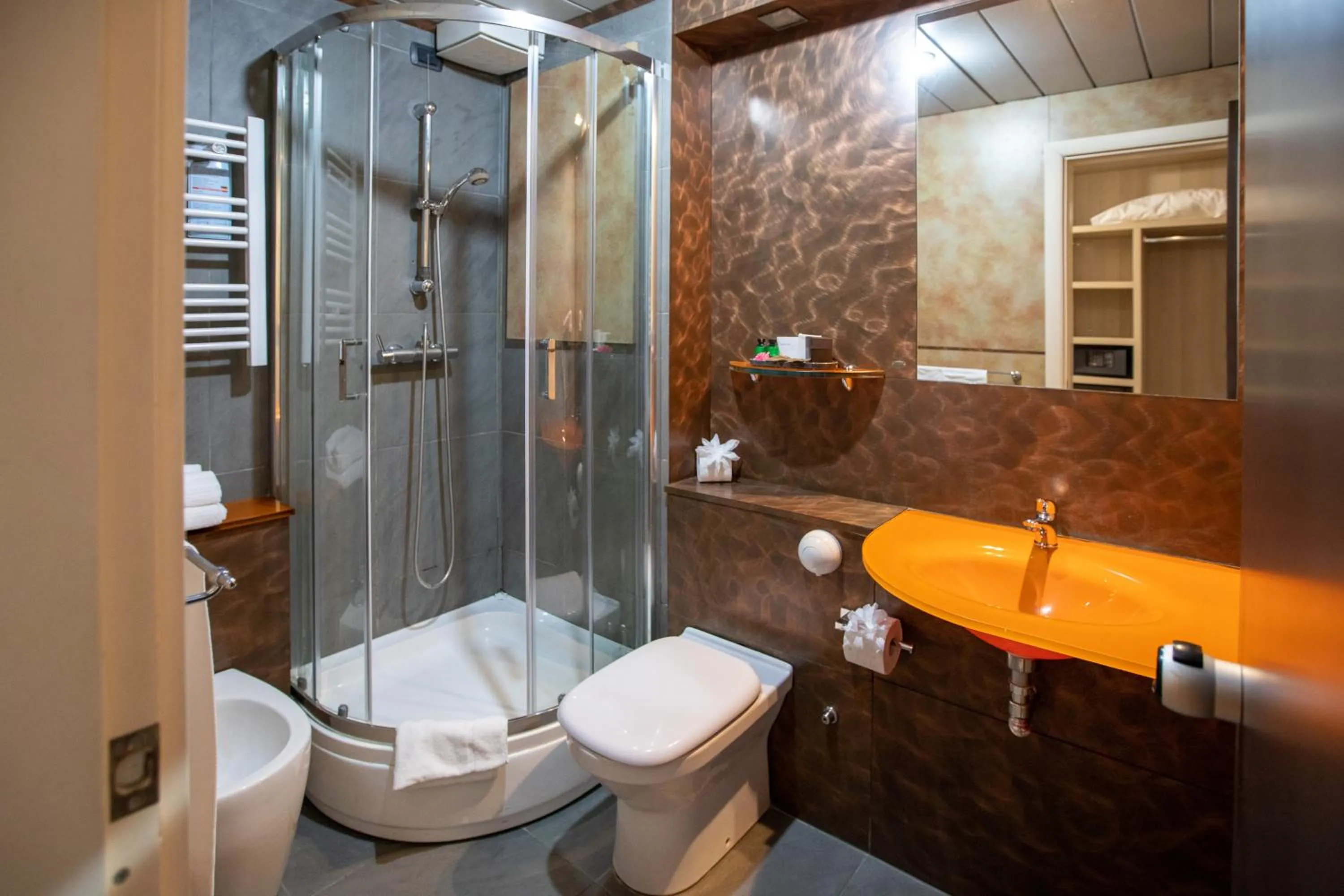 Shower in Hotel Palace del Conero