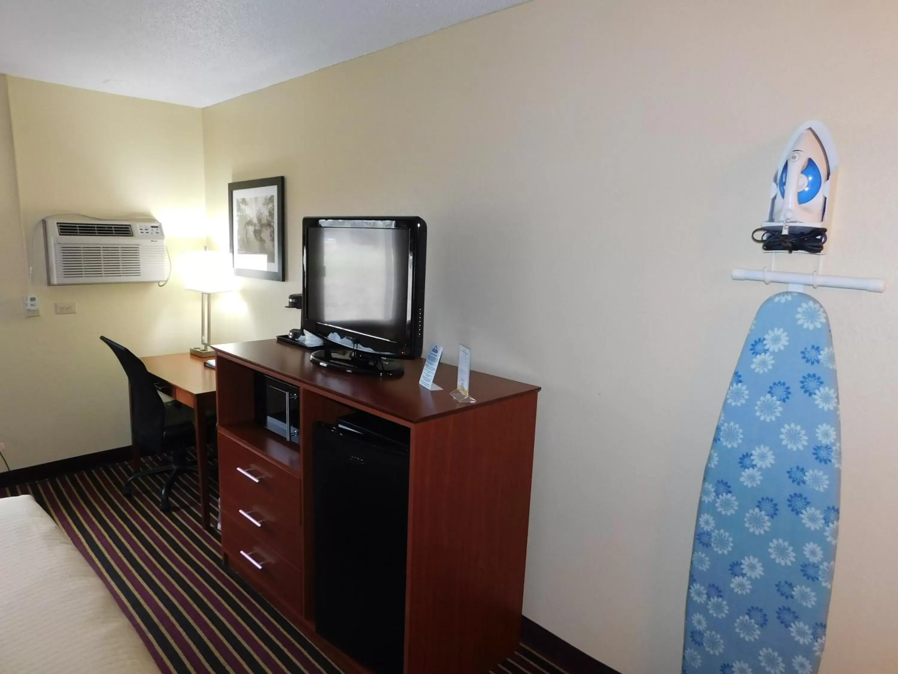 Bedroom, TV/Entertainment Center in Days Inn by Wyndham Newton