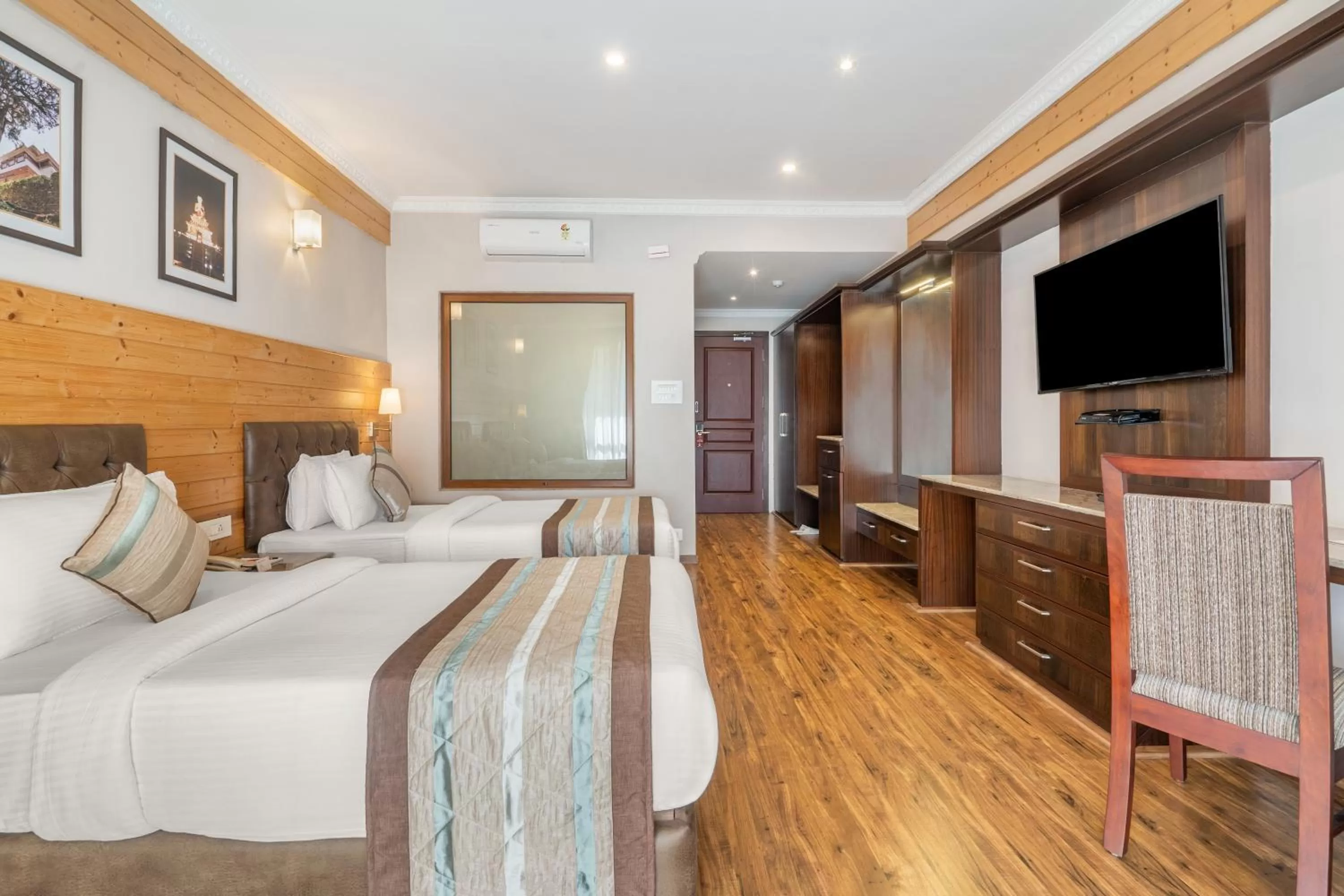 Bed in Summit Alpine Abode Hotel