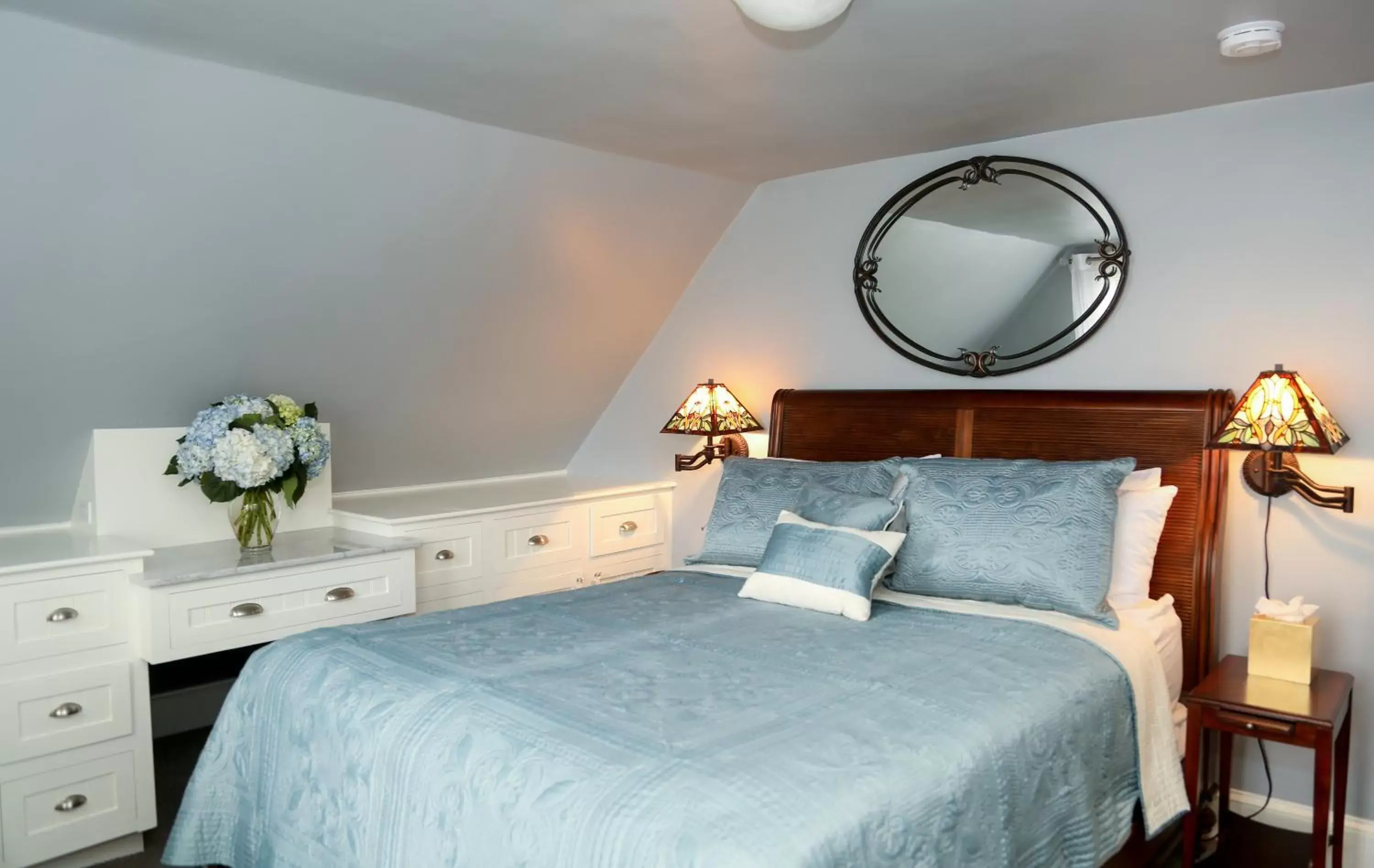 Bedroom, Bed in Almondy Inn Bed & Breakfast
