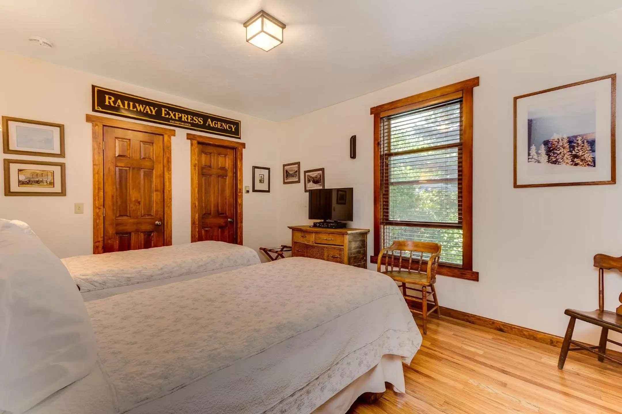 Bed in Minturn Inn