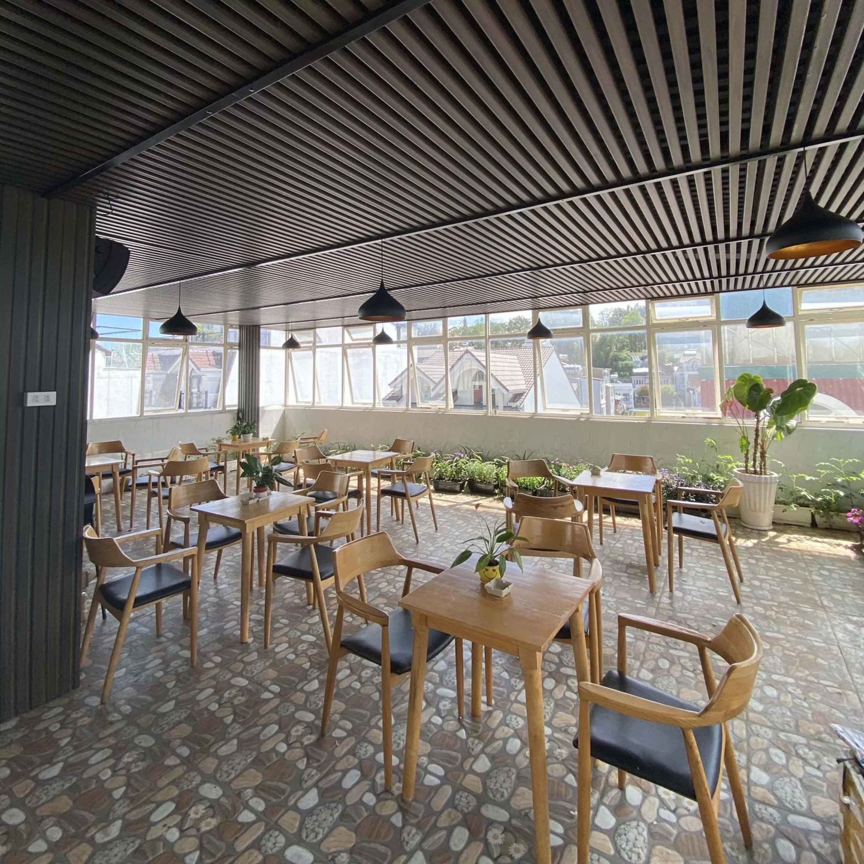 Restaurant/Places to Eat in Sky Hotel - Dalat Vania