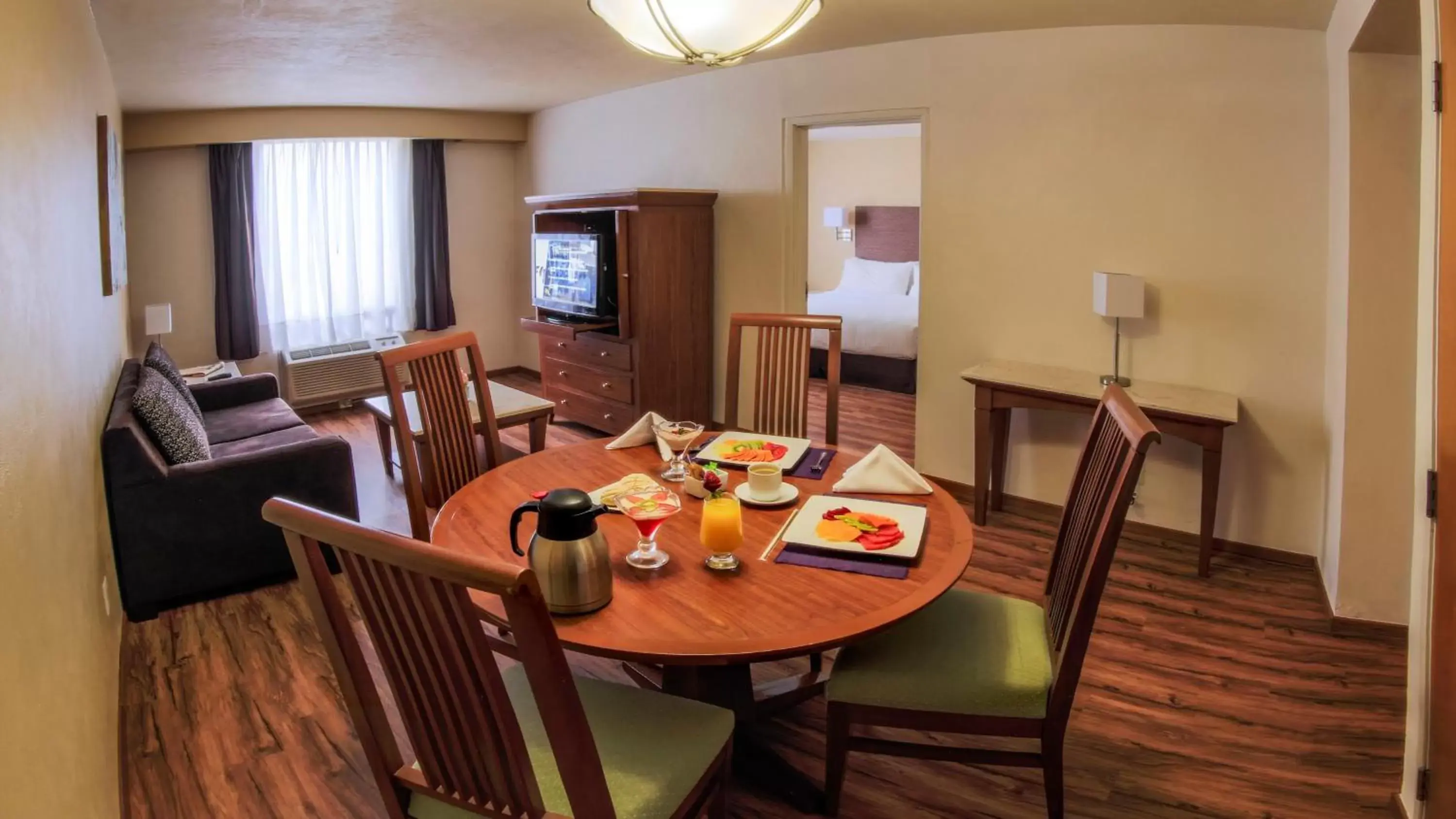 Photo of the whole room, Dining Area in Holiday Inn Orizaba, an IHG Hotel