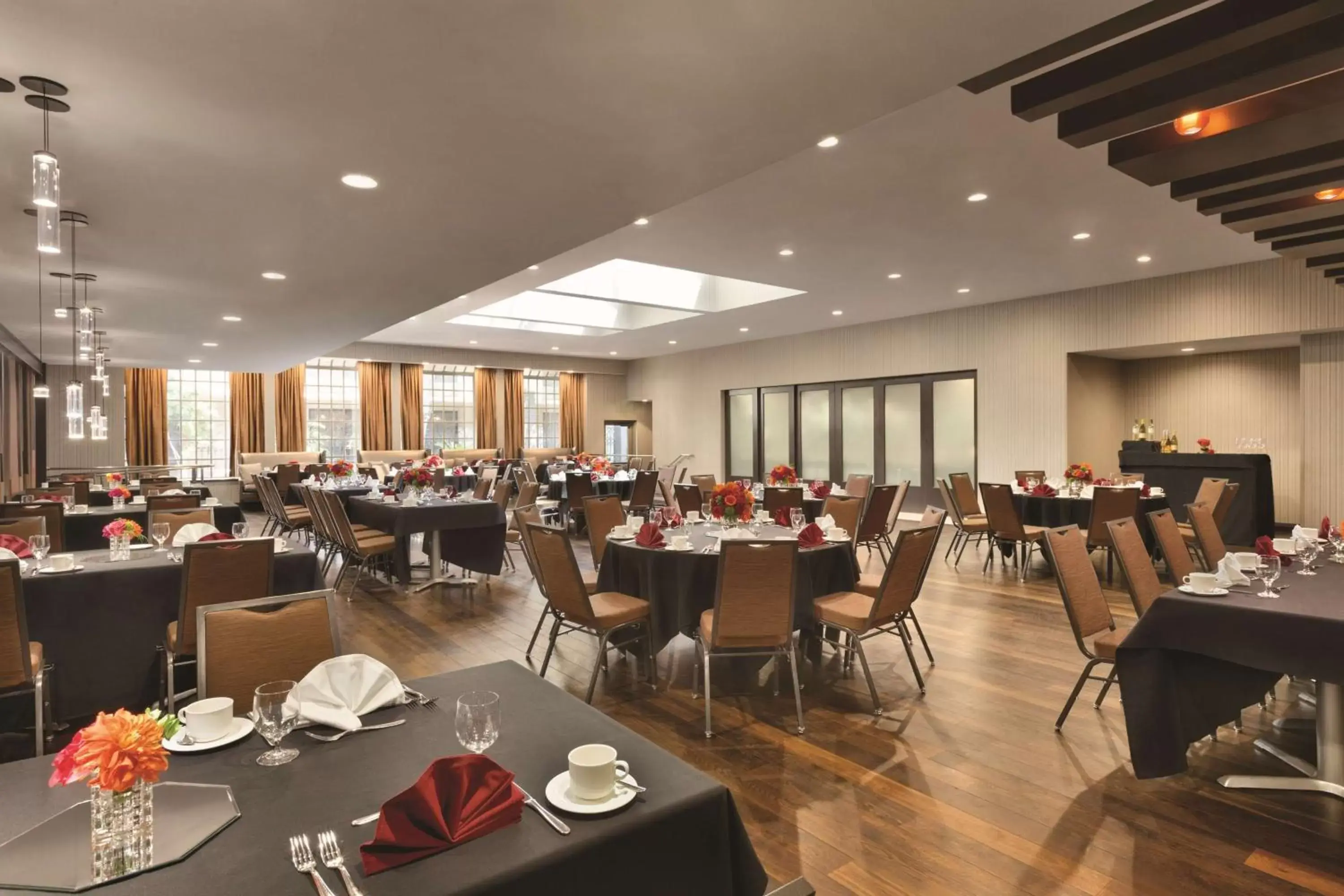 Meeting/conference room, Restaurant/Places to Eat in DoubleTree by Hilton San Bernardino