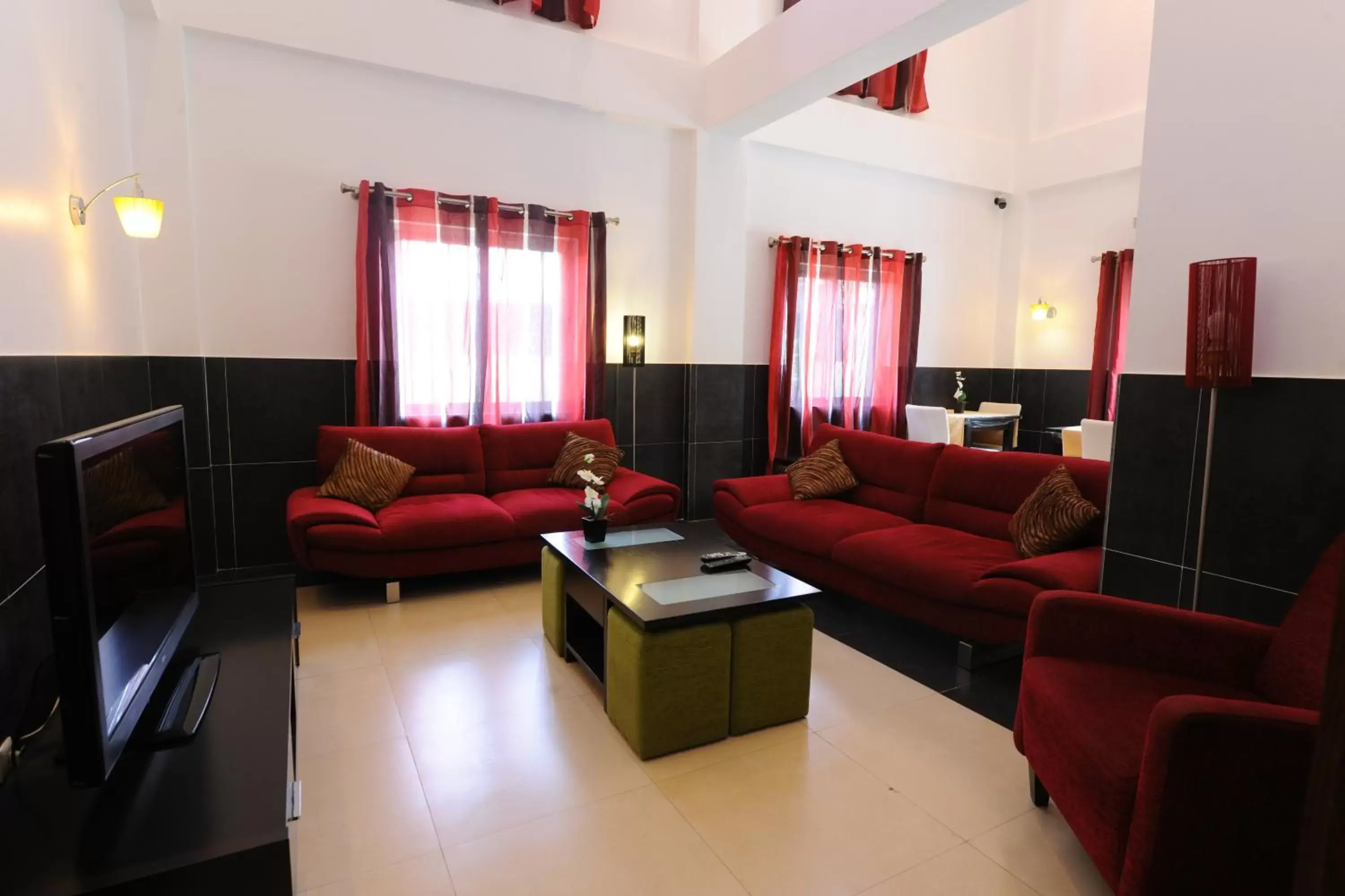 Communal lounge/ TV room, Seating Area in Inn Luanda