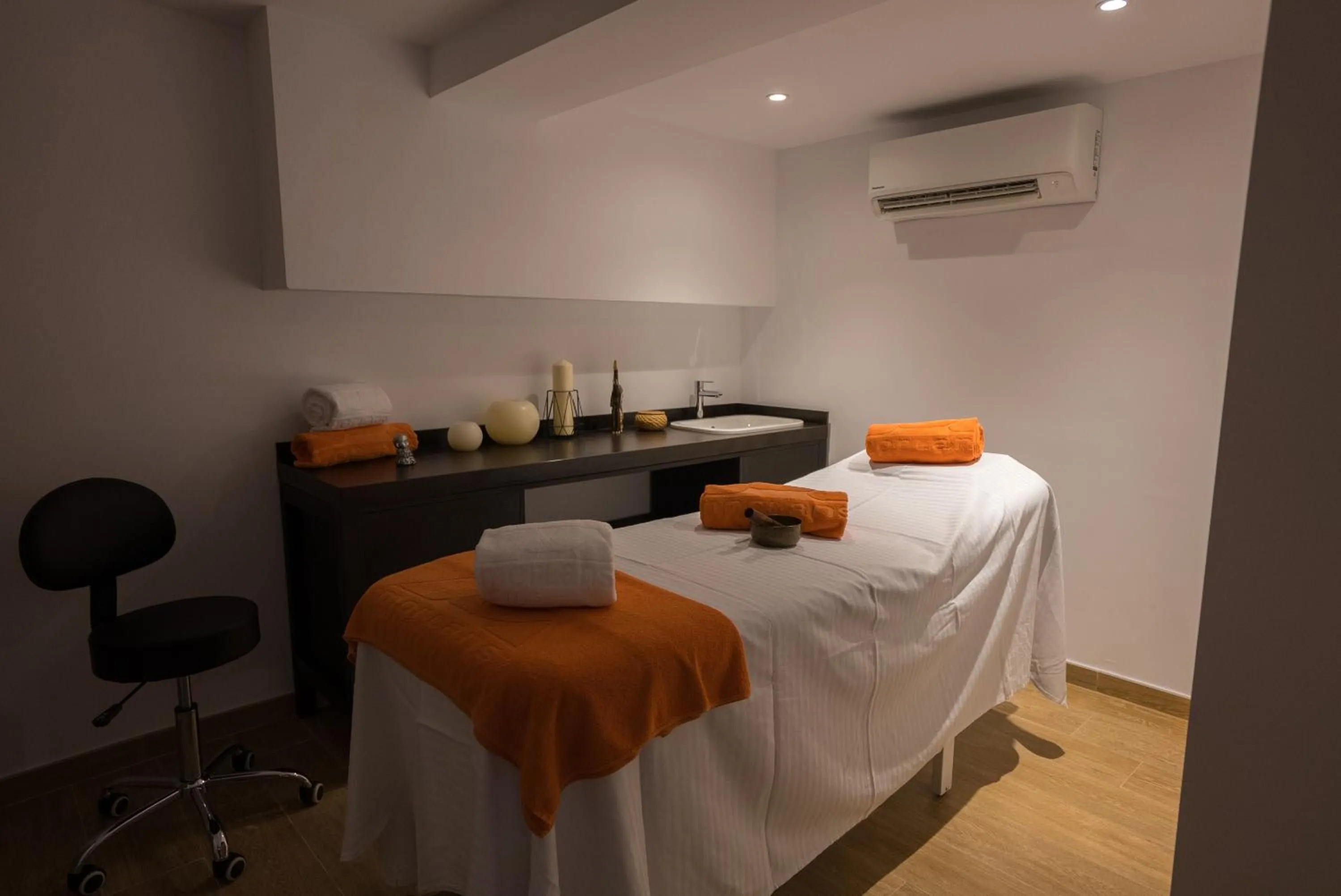 Massage, Bed in Hotel Morlans Suites - Adults Only