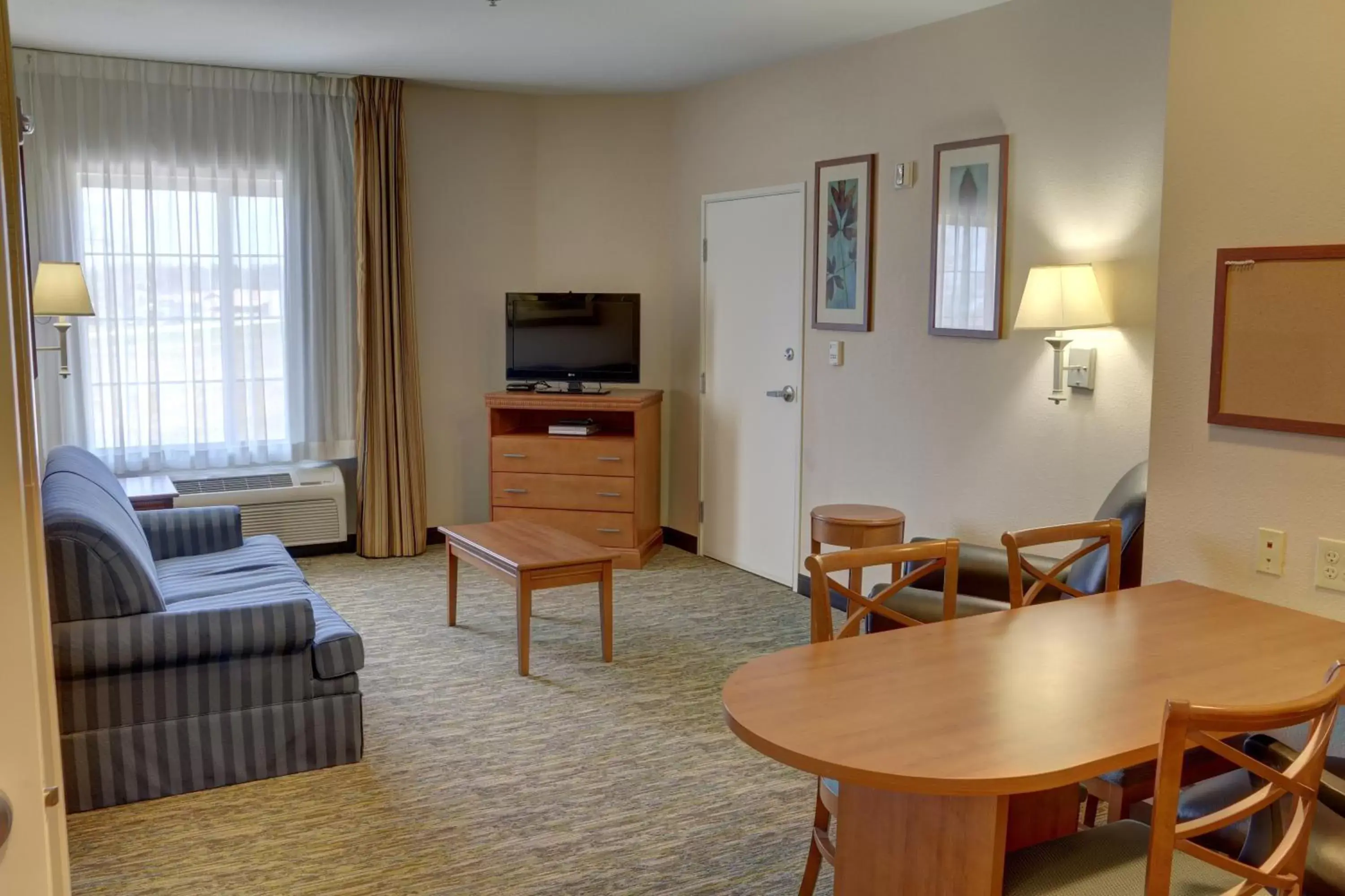 Photo of the whole room, Seating Area in Candlewood Suites Texarkana, an IHG Hotel