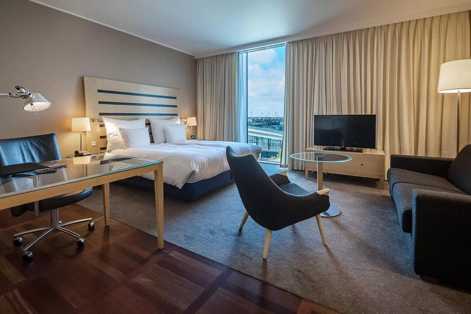 Bedroom, TV/Entertainment Center in Clarion Hotel Copenhagen Airport