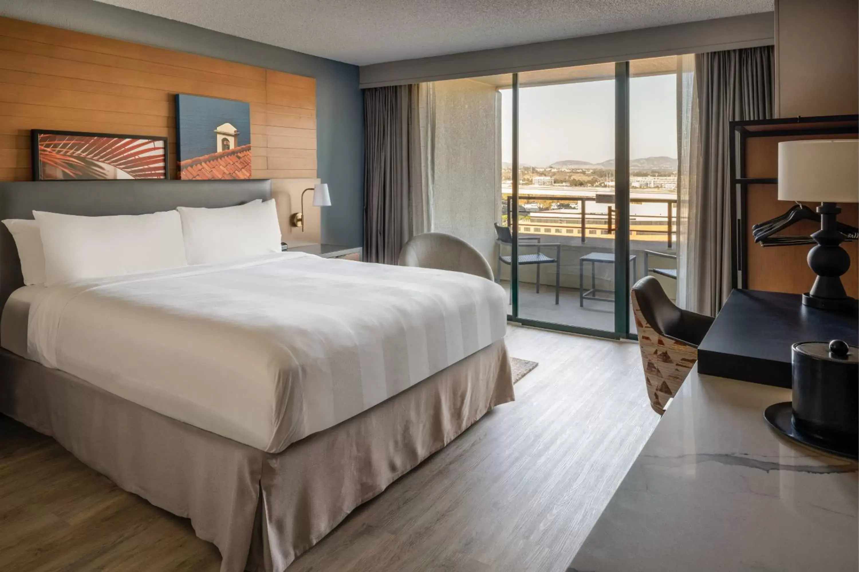 Bathroom, Bed in San Diego Marriott Mission Valley