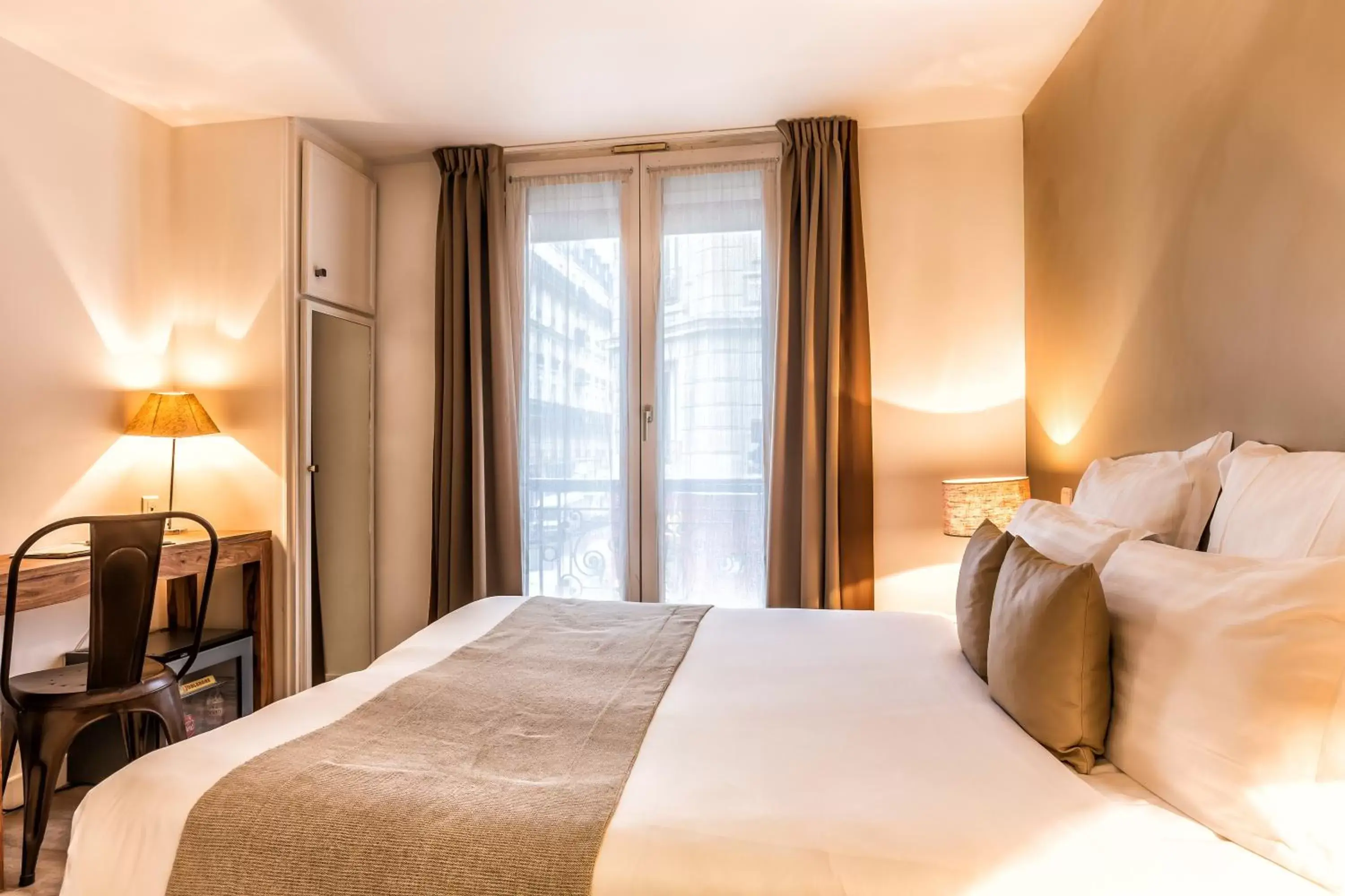 Bed in Atelier Montparnasse Hotel