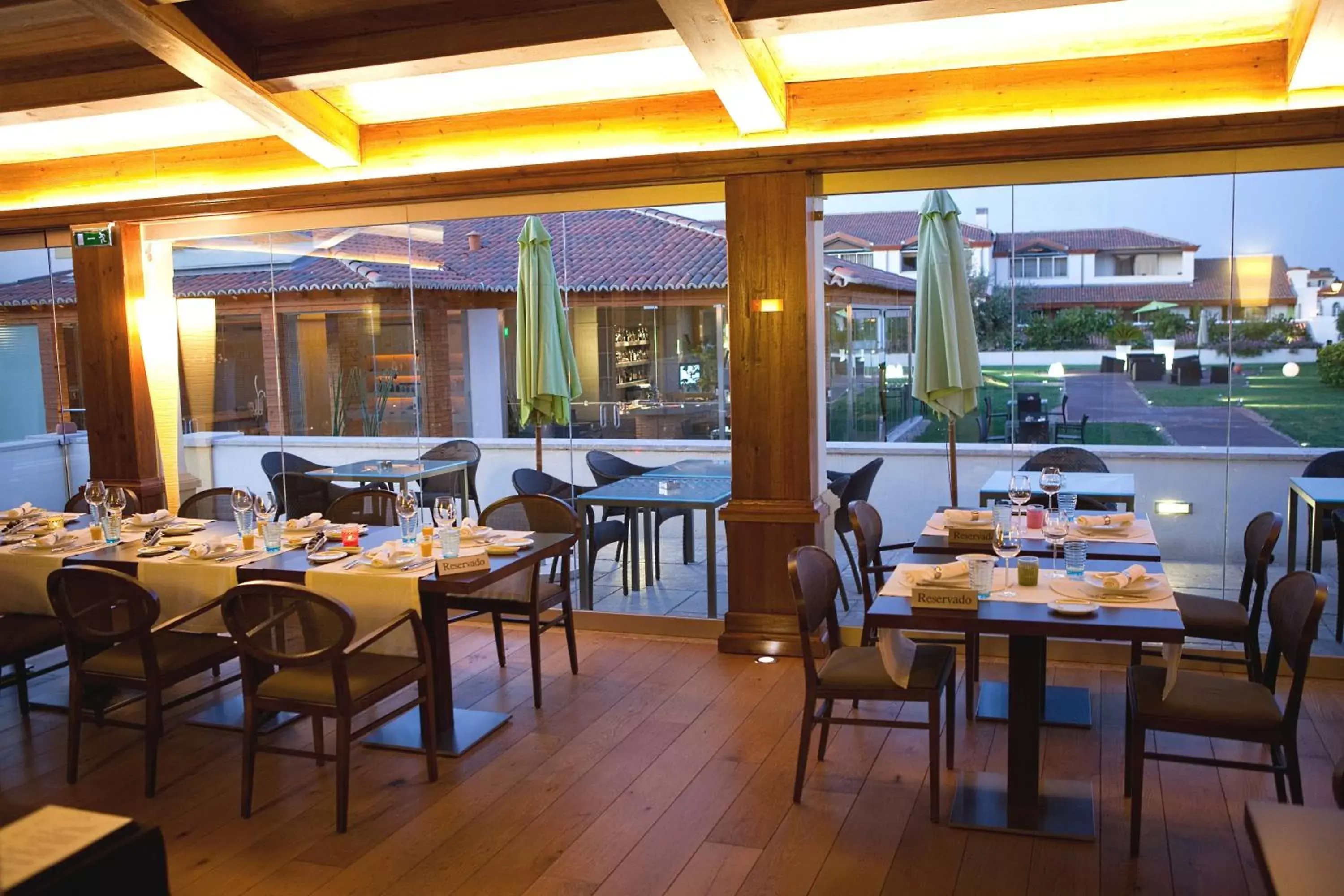 Restaurant/Places to Eat in Hotel Lusitano