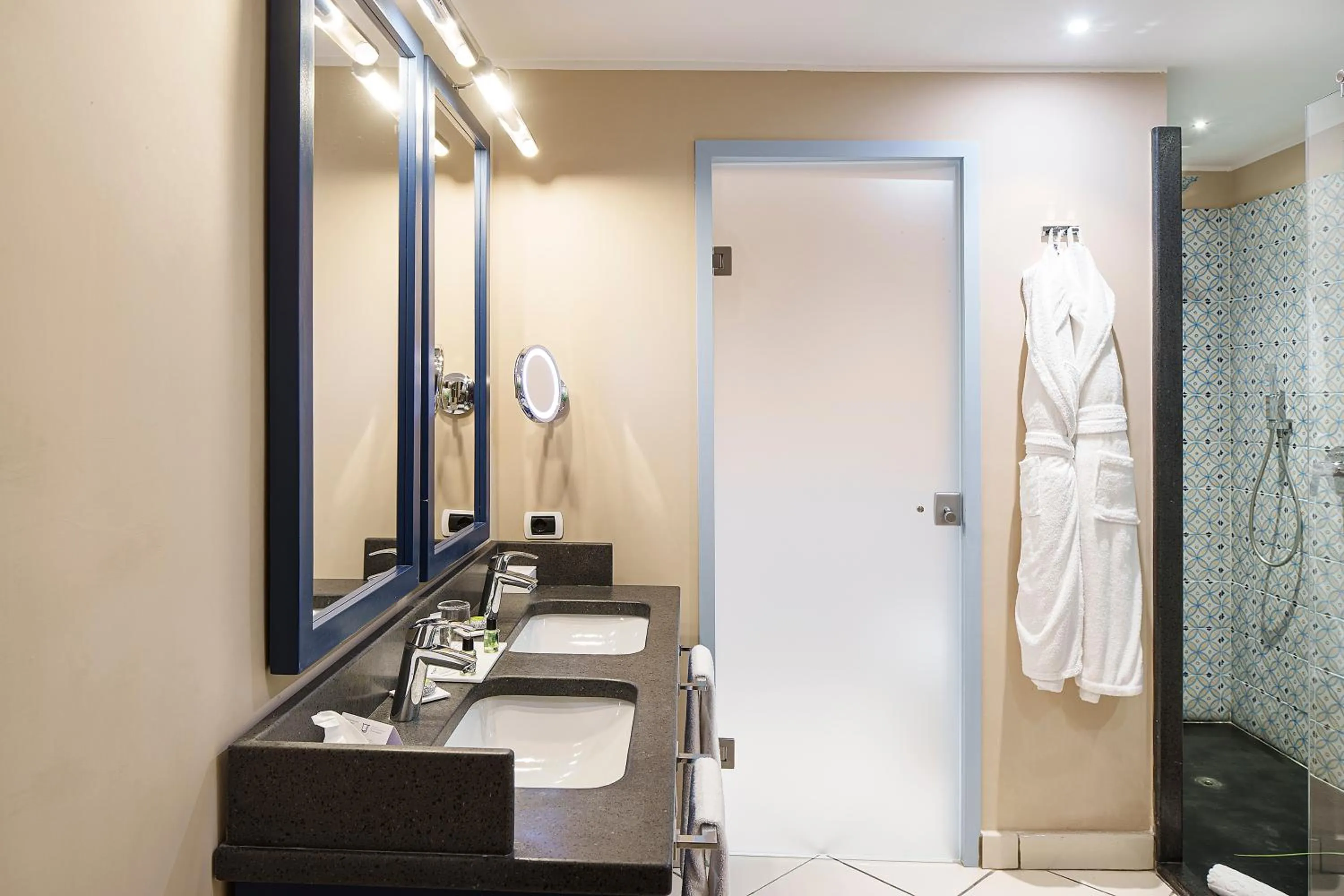 Shower in Therasia Resort Sea and SPA - The Leading Hotels of the World