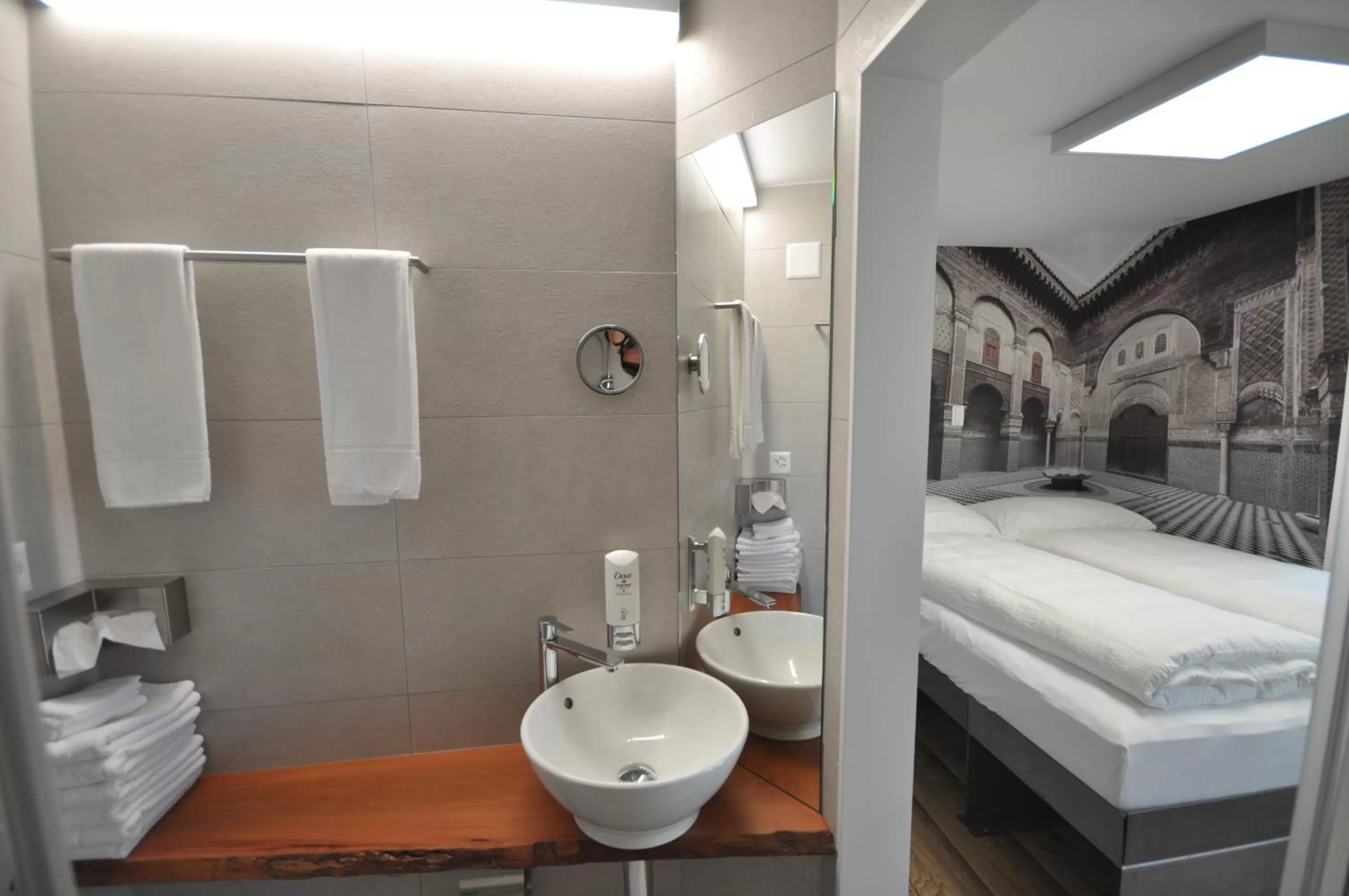 Bathroom, Bed in Boutique Hotel BS16 before Bern City Parking gratis
