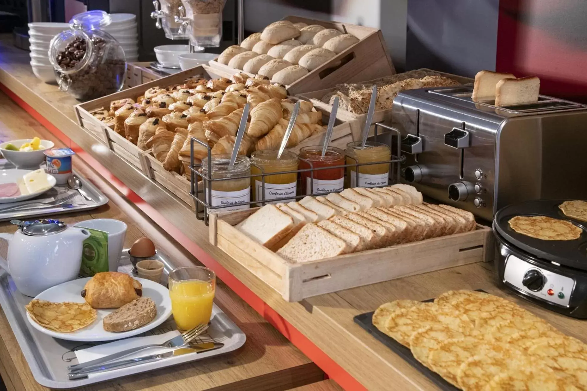 Continental breakfast, Food in IBIS Cannes Mouans Sartoux Piscine parking gratuit