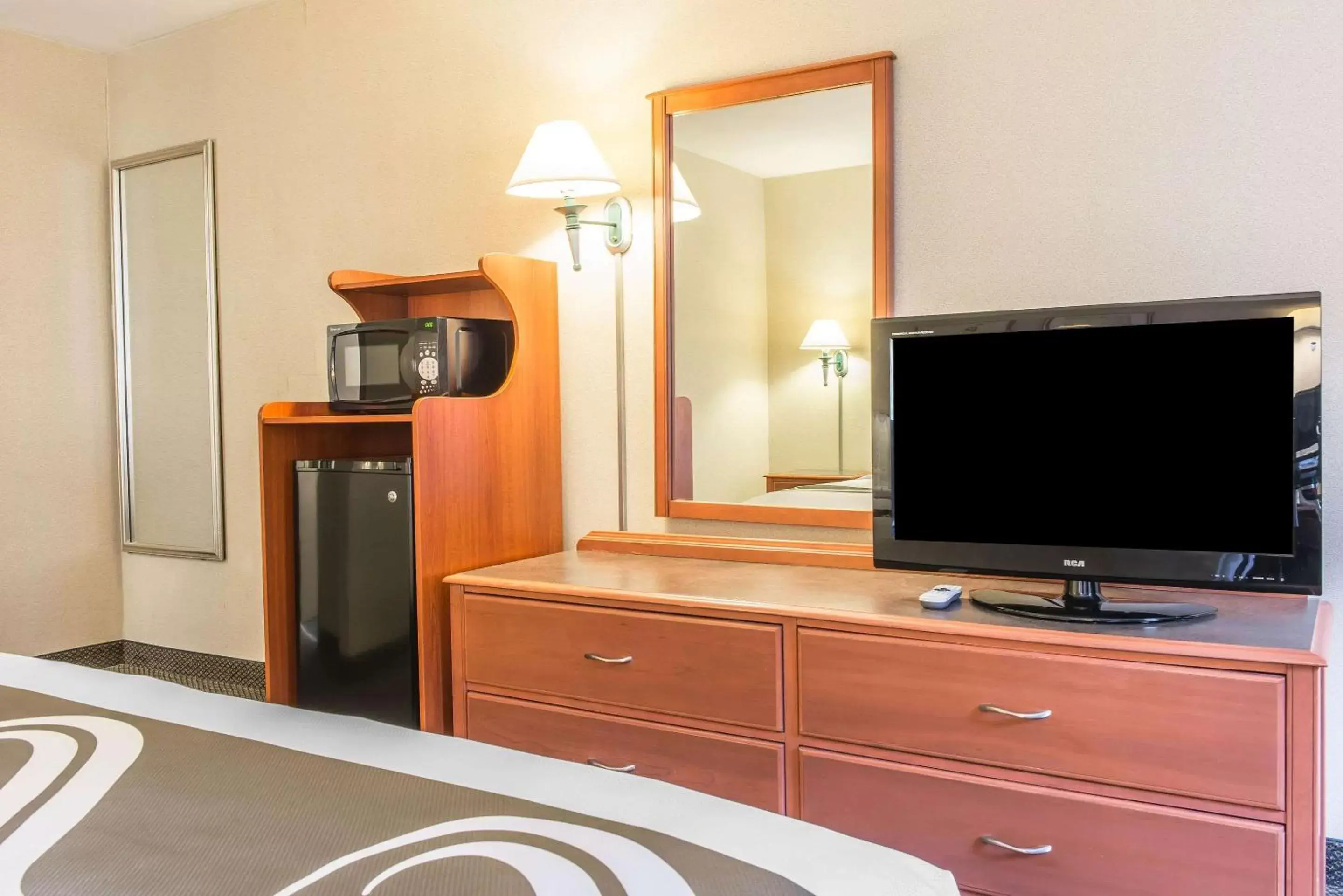 Photo of the whole room, TV/Entertainment Center in Quality Inn Hermitage