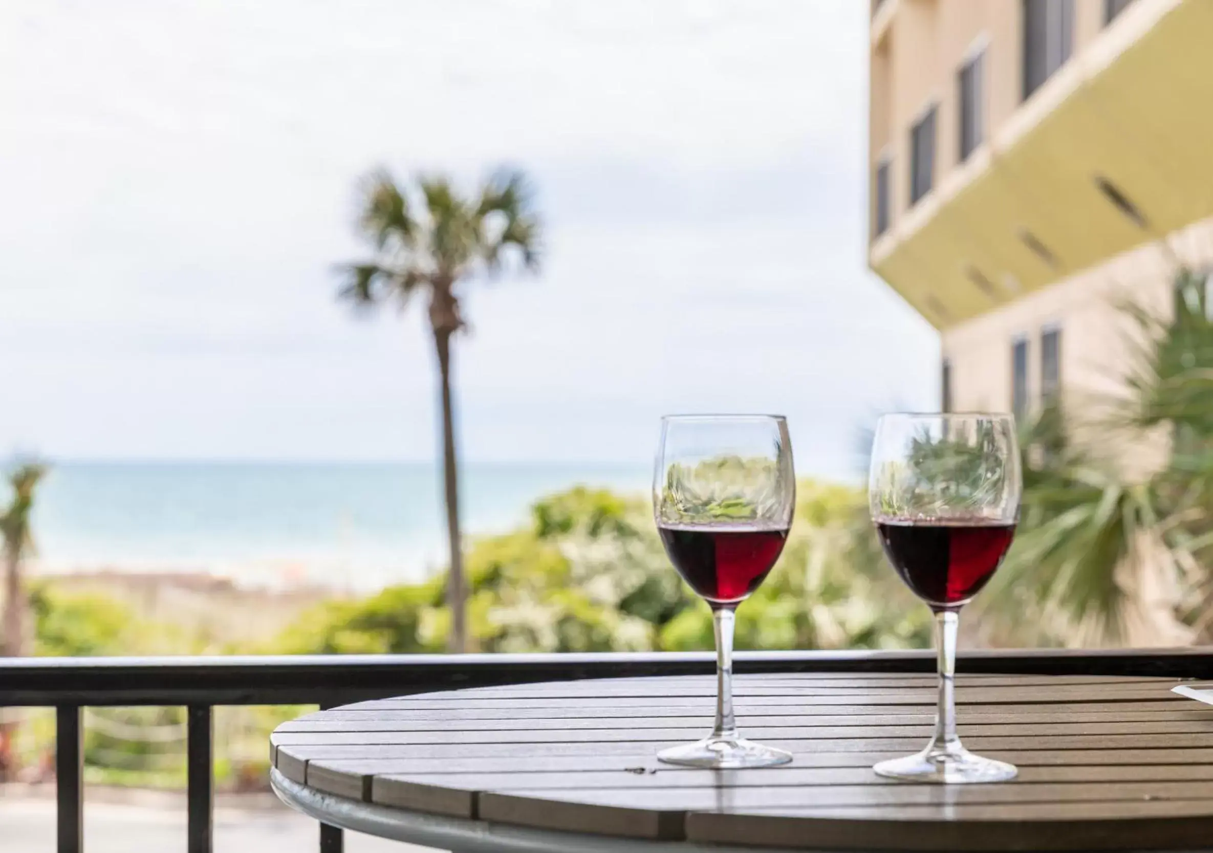 Lounge or bar in Surfside Beach Oceanfront Hotel