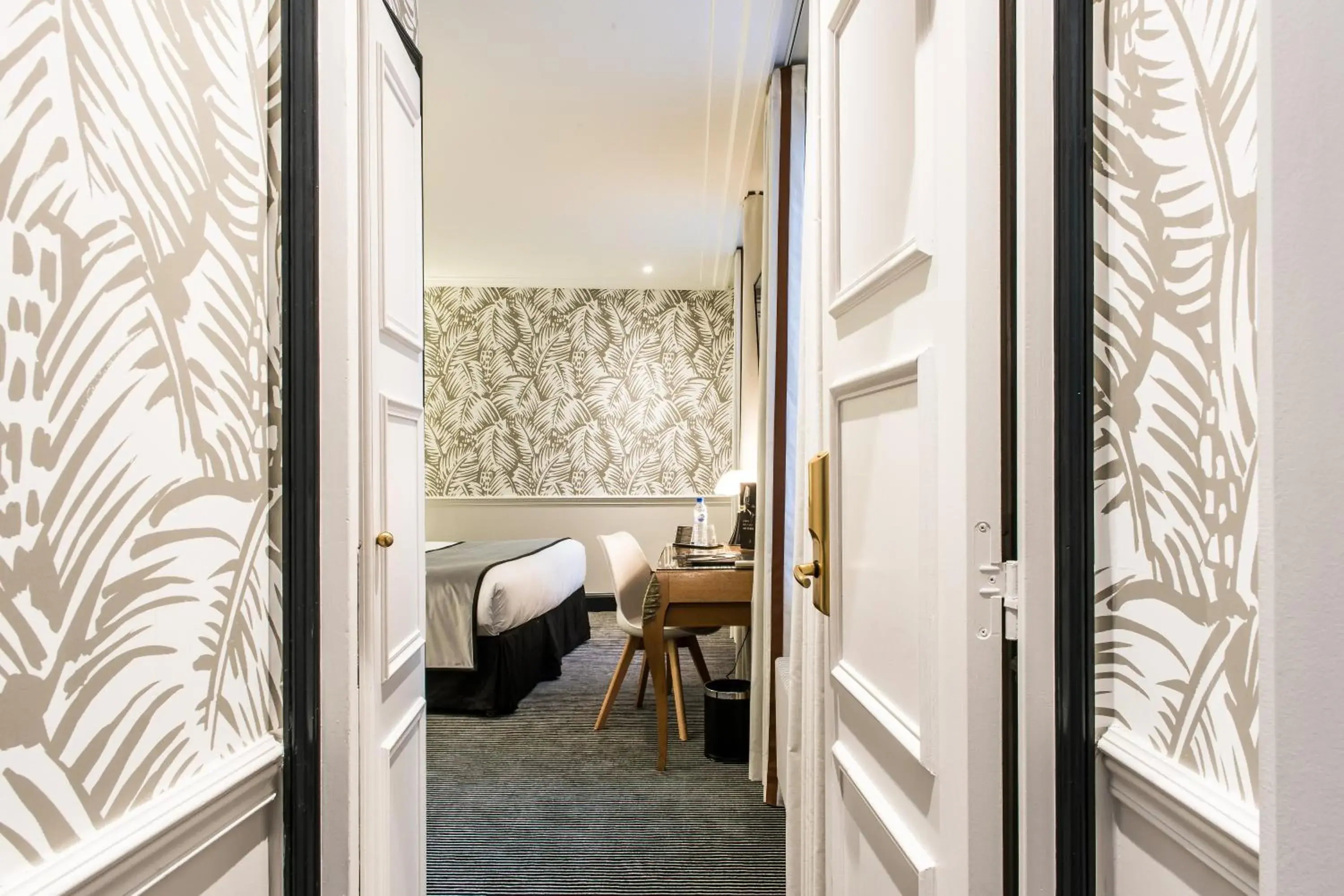 Bedroom in Hôtel Jardin Le Bréa