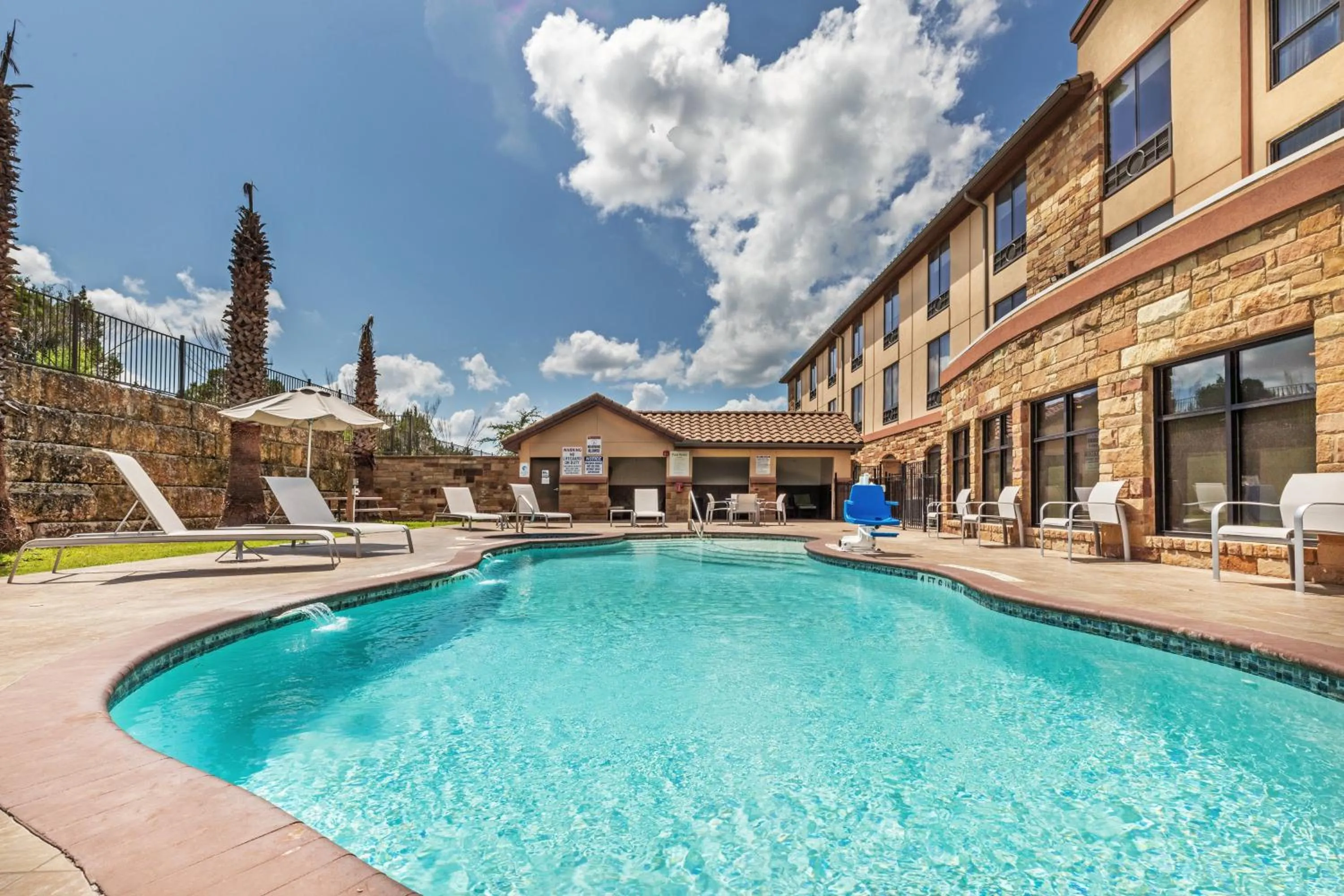 Swimming pool in Holiday Inn Express & Suites Austin NW – Lakeway by IHG