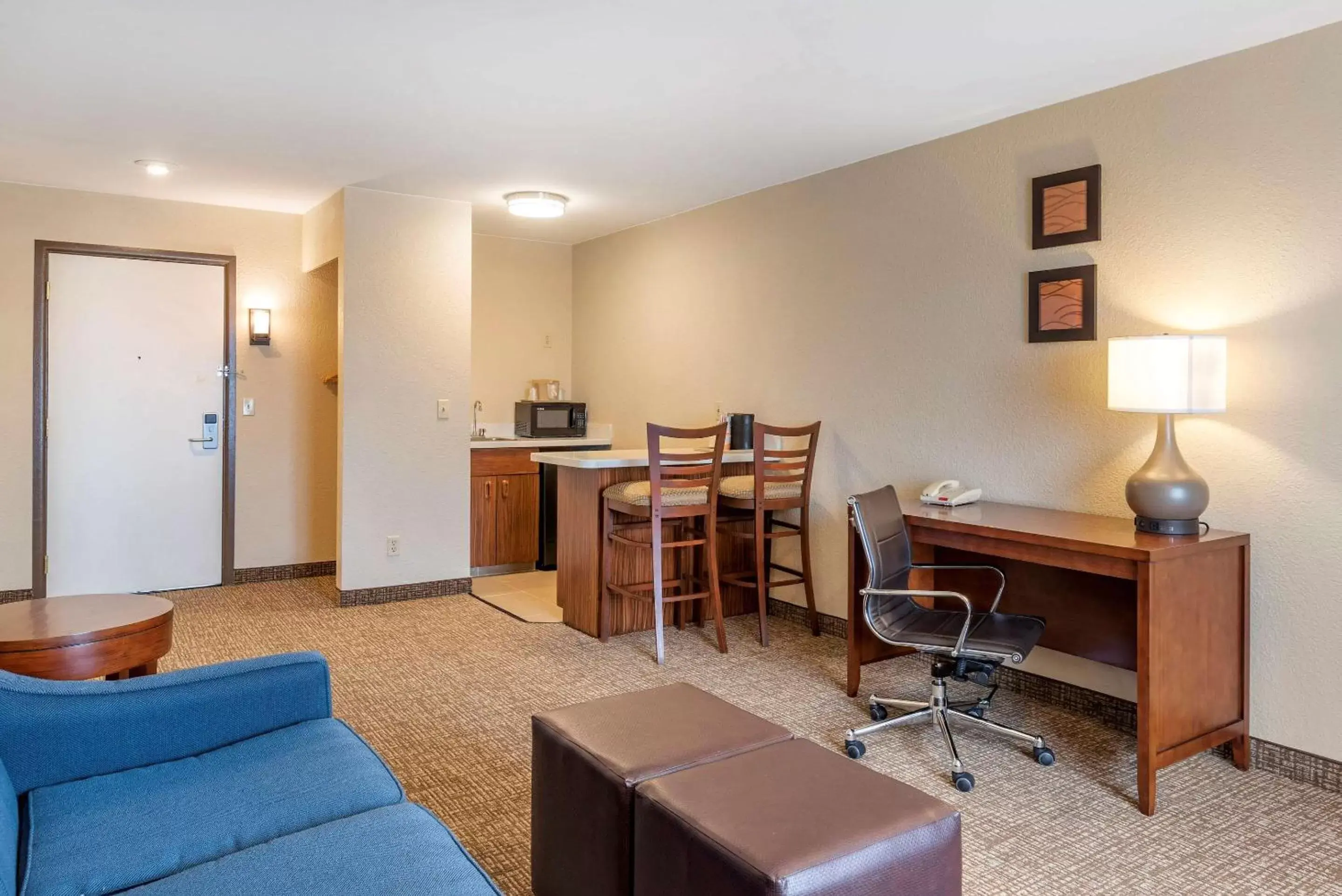 Photo of the whole room, Seating Area in Comfort Inn & Suites Klamath Falls