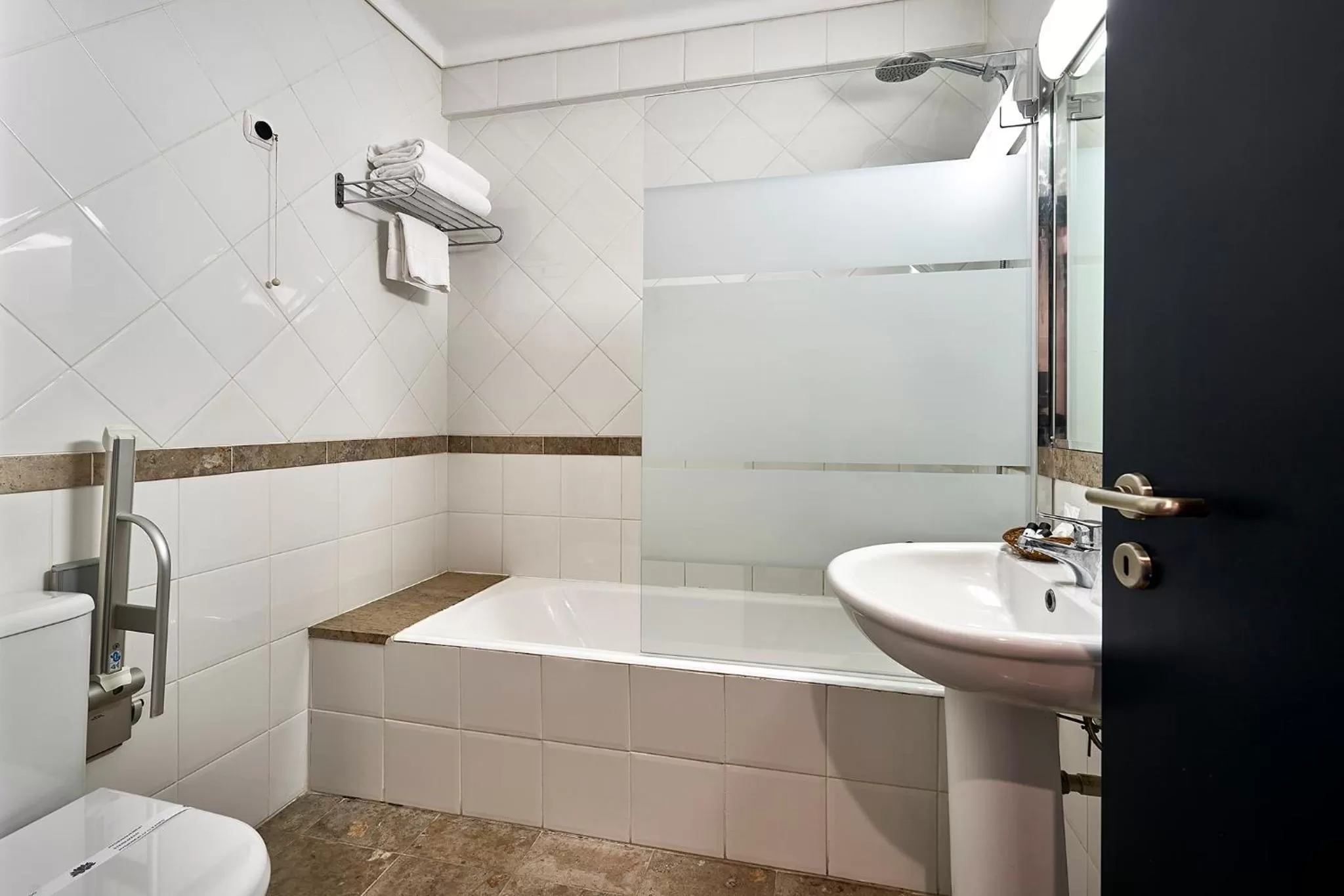 Bathroom in Galeria Suite Hotel