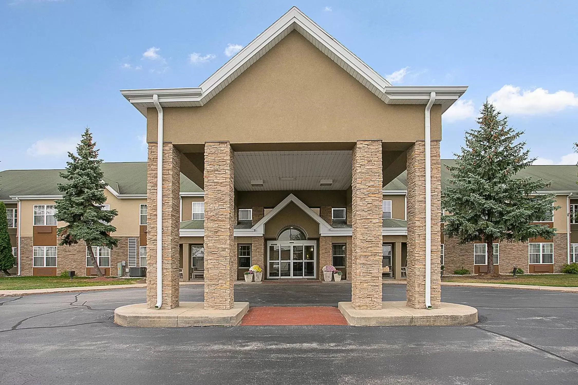 Property building in Country Inn & Suites by Radisson, Green Bay, WI