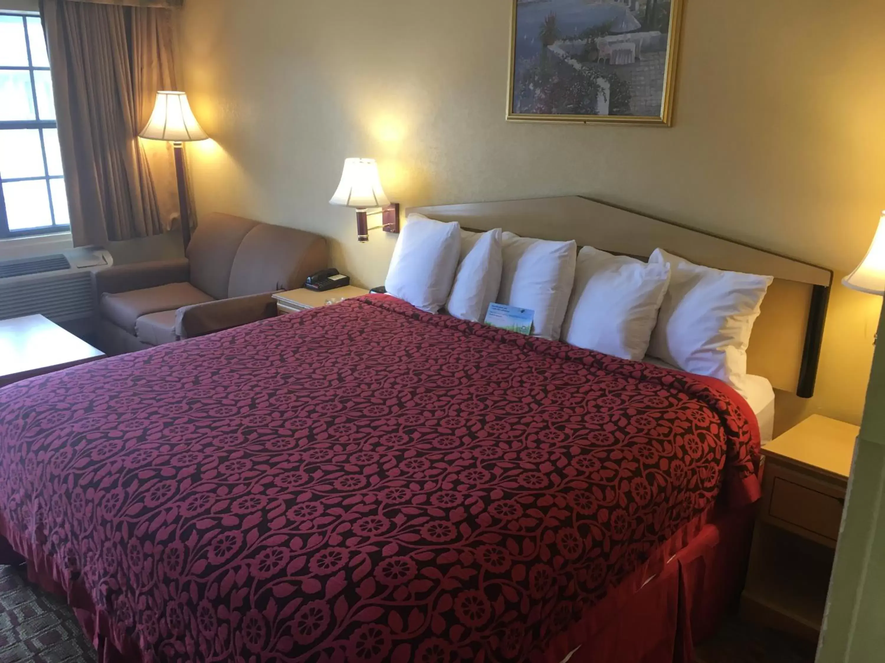 Bed in Days Inn by Wyndham Yazoo City