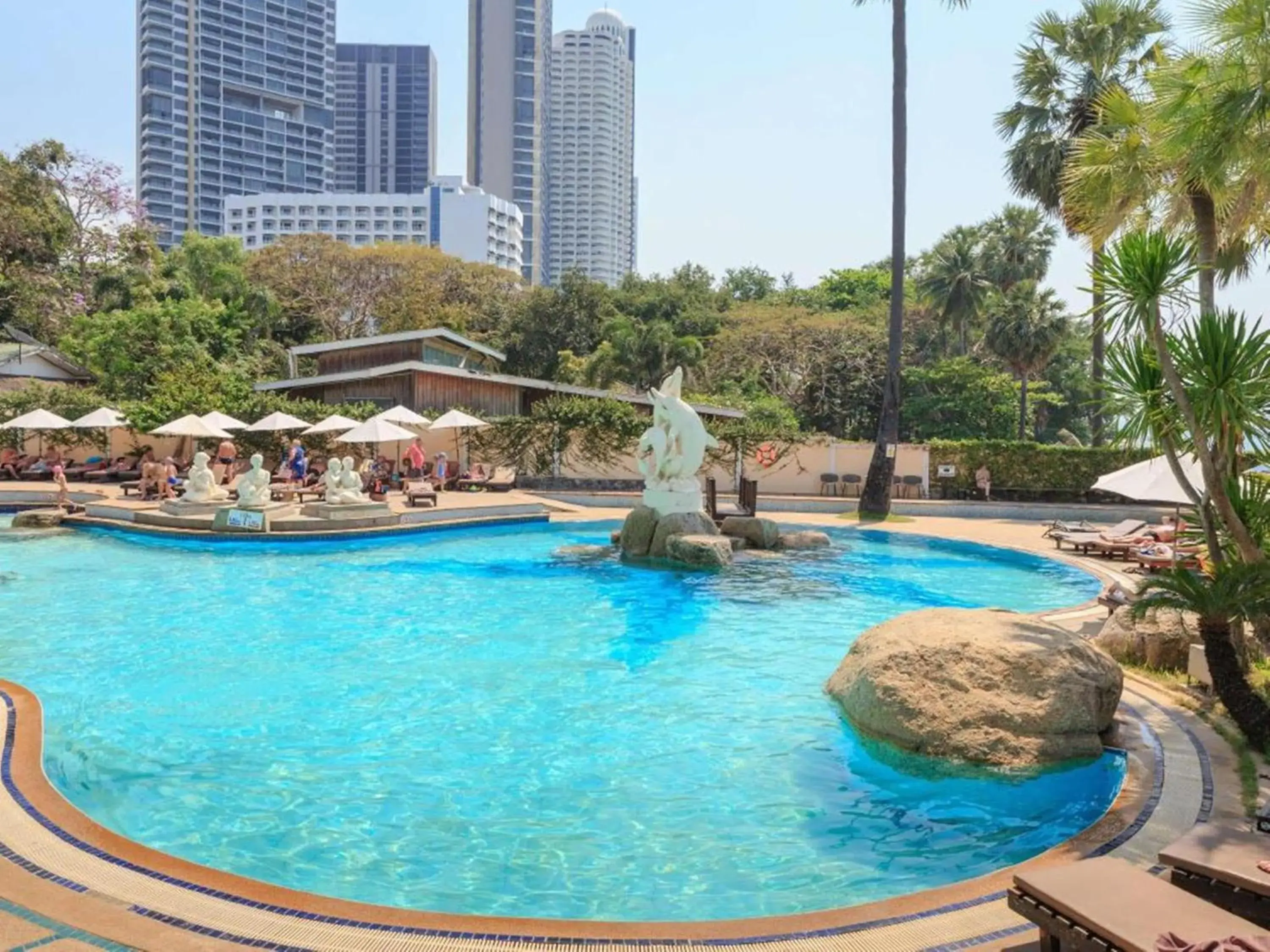 Swimming Pool in Long Beach Garden Hotel & Pavilions