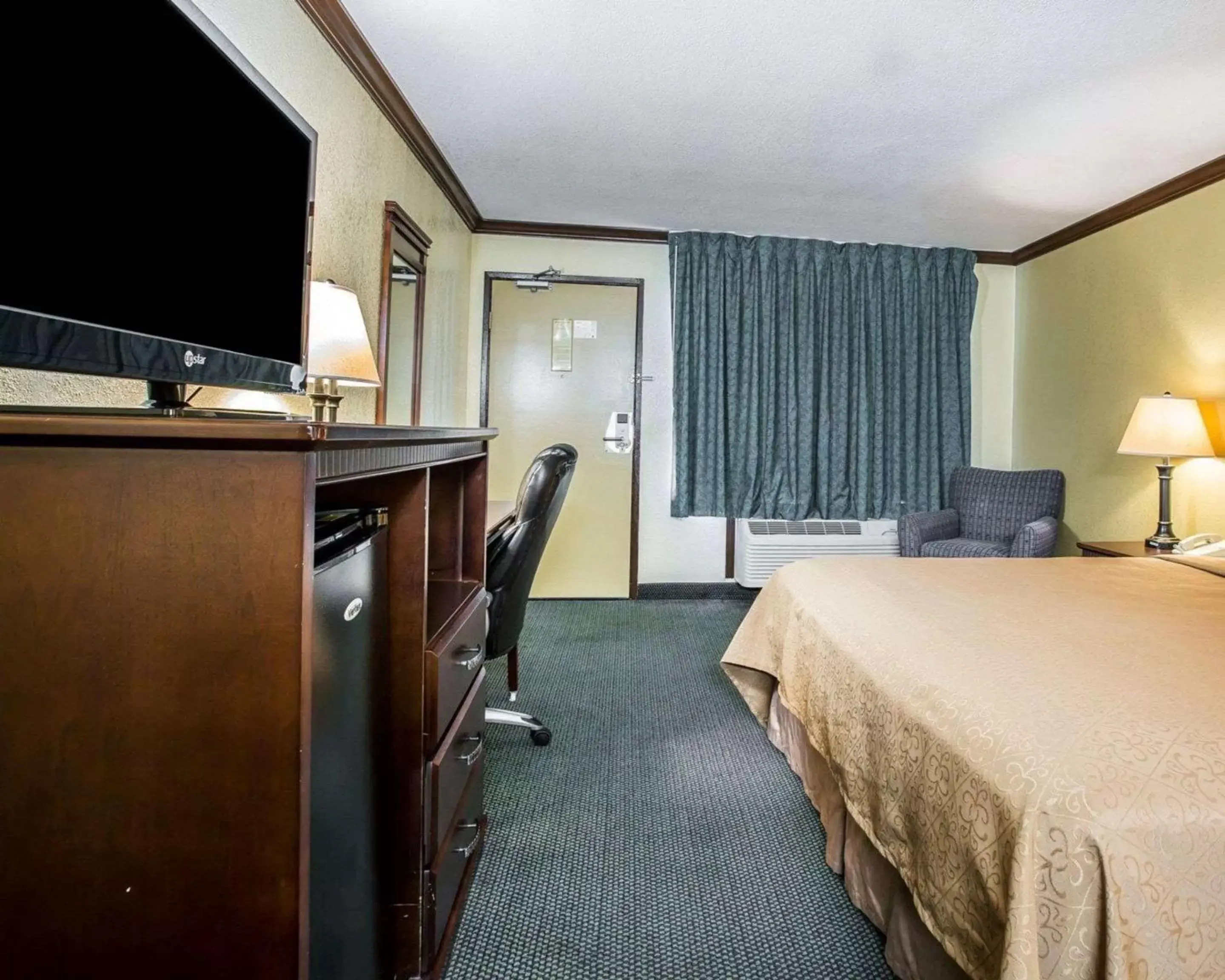 Photo of the whole room, TV/Entertainment Center in Quality Inn San Diego I-5 Naval Base