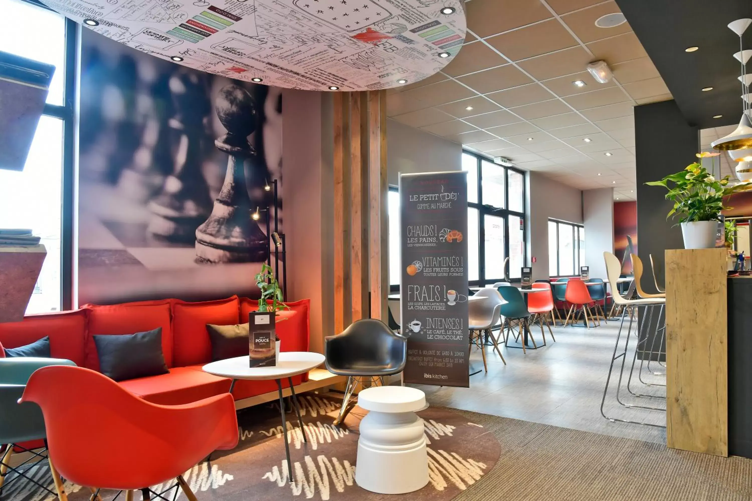 Nearby landmark, Lounge/Bar in ibis Saint Quentin Basilique