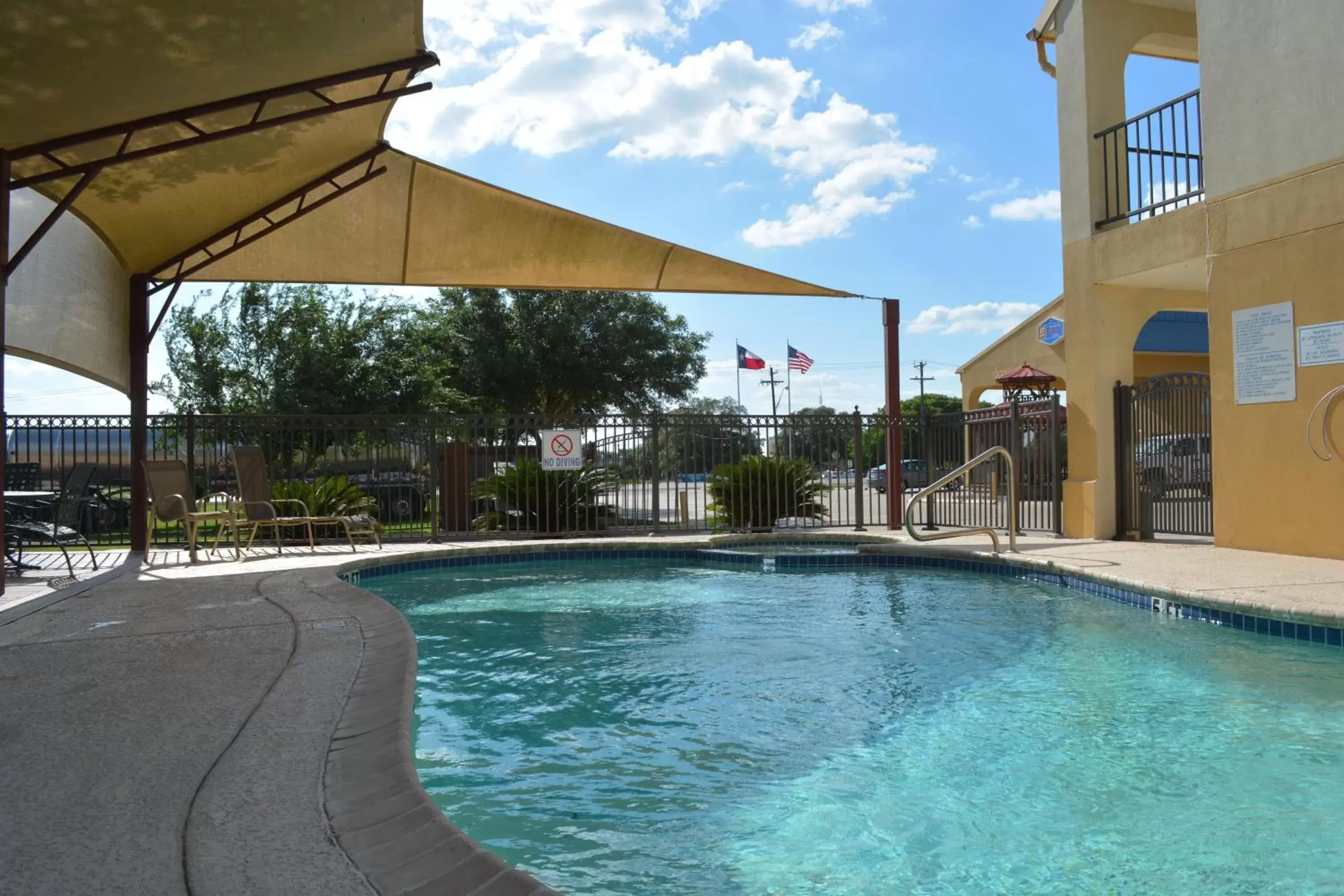 Property building, Swimming Pool in Executive Inn & Suites Cuero