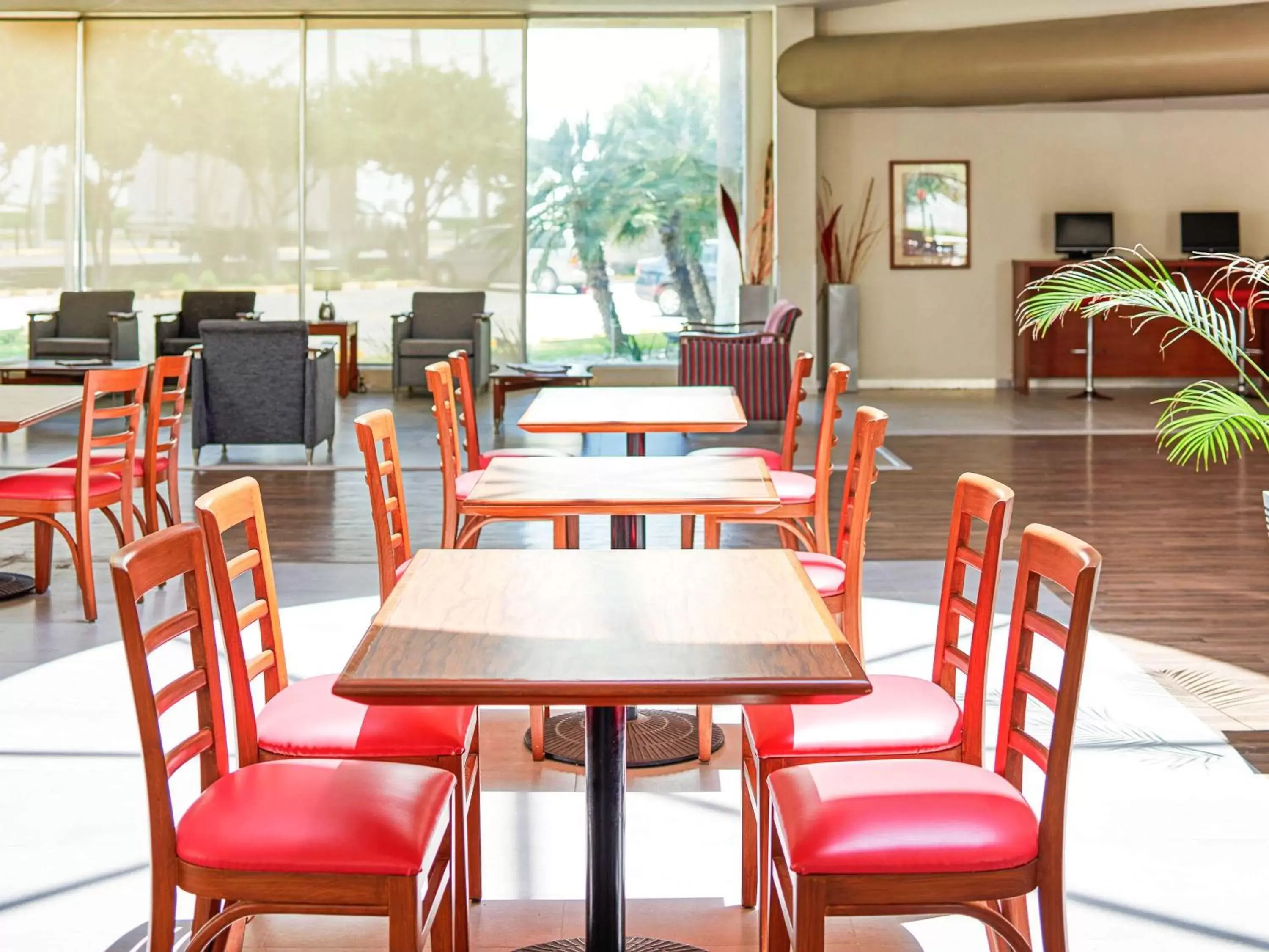 Property building, Restaurant/Places to Eat in Ibis Monterrey Aeropuerto