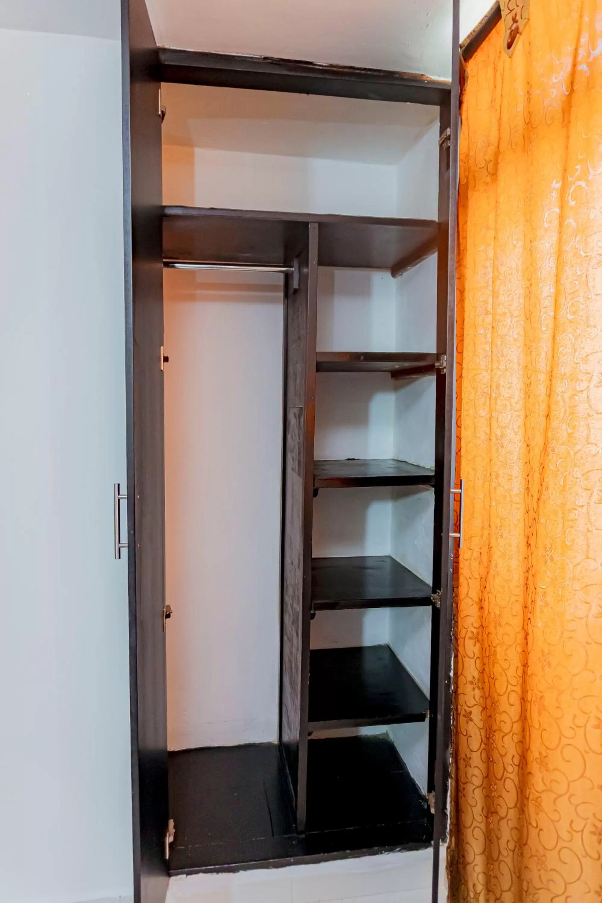 wardrobe, TV/Entertainment Center in HOTEL SOL INN SANTA Marta