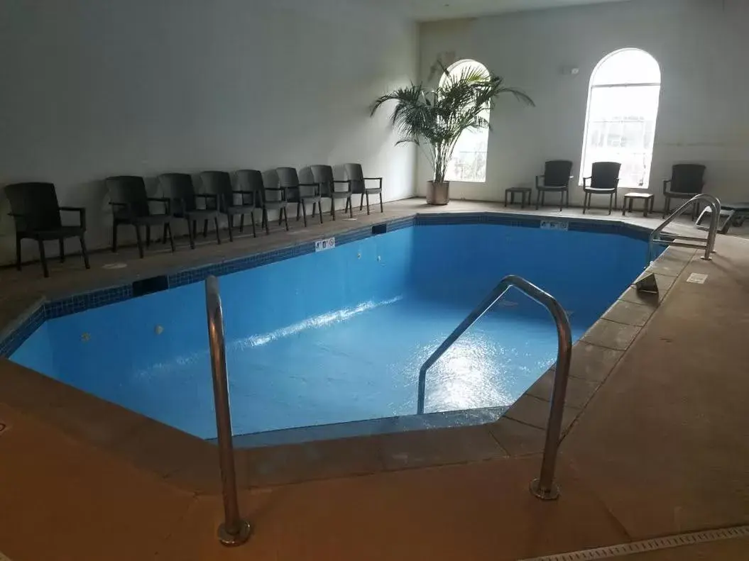 Swimming Pool in Ramada by Wyndham Glendale Heights/Lombard